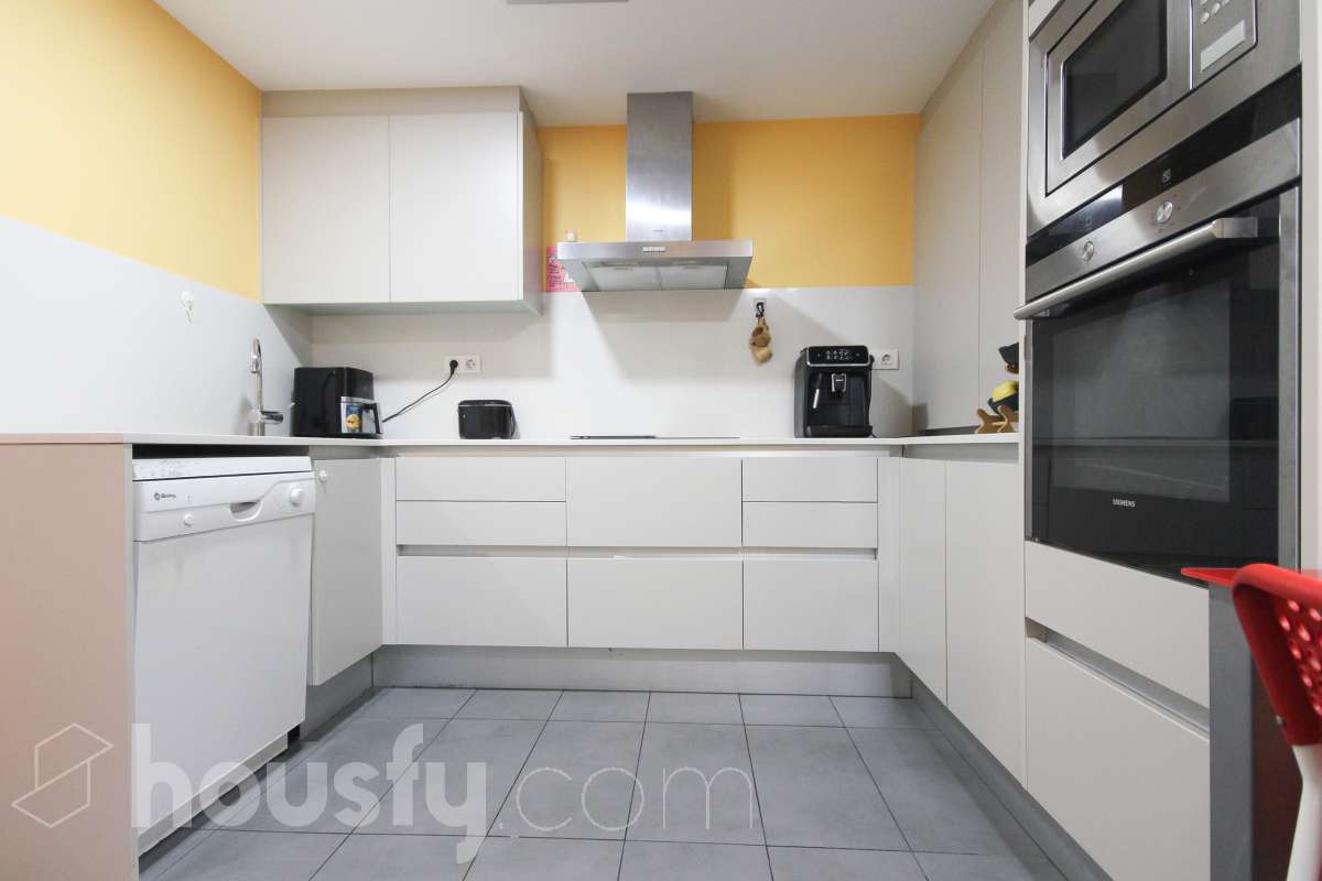 Housfy presenta este luminoso piso ubicado en L’Hospitalet de Llobregat, con 91 m² útiles (verificados con Catastro) en una finca del año 2012 con ascensor. Una vivienda en muy buen estado y lista para entrar a vivir desde el primer día. El salón-comedor destaca por su amplitud y luminosidad, con salida directa a un agradable balcón corrido que conecta también con uno de los dormitorios. La cocina es independiente y está totalmente equipada. La zona de noche se distribuye en 3 dormitorios (dos exteriores y uno interior), incluyendo la habitación principal en suite con su propio baño. En total, la vivienda dispone de 2 baños completos. Para tu total comodidad, cuenta con aire acondicionado por conductos y ventiladores de techo. Además, el piso incluye una cómoda plaza de garaje para coche grande en la misma finca (11,56m² superficie total, 5,10m² largo x 2,26m² de ancho), con acceso directo a través del ascensor. Ubicado a un paso del centro comercial Gran Via 2, en un entorno con todo tipo de servicios (colegios, supermercados, farmacias) y una excelente comunicación en transporte público hacia Barcelona. ¡No dejes escapar esta oportunidad única de diseñar tu hogar a medida! Aviso legal El precio de venta no incluye gastos de la compraventa como notaría, registro, impuestos, ni tampoco honorarios agencia. Esta publicación no es vinculante. Consulta siempre la nota simple con Housfy antes de formalizar la compraventa. Sobre nosotros Housfy es la plataforma integral de servicios inmobiliarios. Nuestra combinación de expertos y tecnología pone al alcance de todo el mundo servicios cómodos, claros y seguros. AICAT número: 7922. Nos encargamos de la gestión y asesoramiento de la compra. ¡Olvídate de todo! Hacemos los trámites por ti. Y, si además necesitas financiación, ponemos a tu disposición un bróker hipotecario para ayudarte a conseguir las mejores condiciones para tu perfil económico. ¿Quieres visitarla? Contacta con Housfy y agenda tu visita sin compromiso. Más información en: housfy.com En cumplimiento de la Ley 8/2026 en Cataluña, el certificado de presencia o ausencia de amianto se encuentra en proceso de tramitación.-8