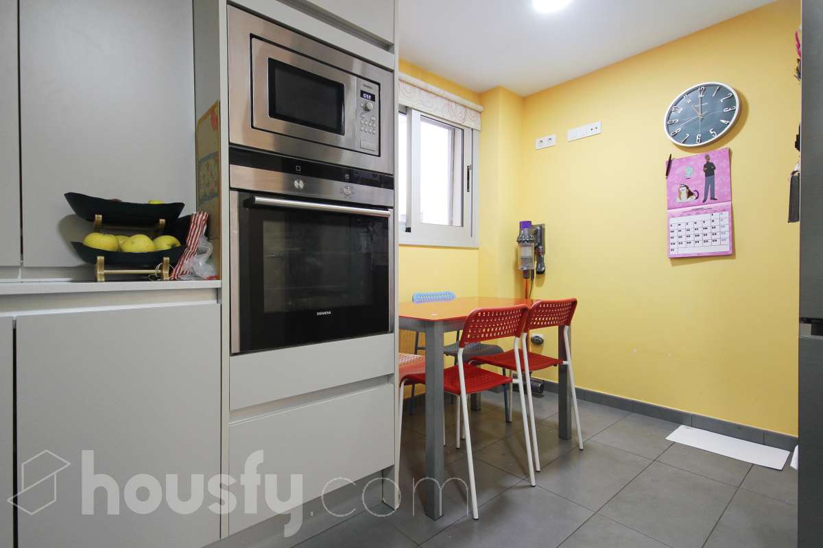 Housfy presenta este luminoso piso ubicado en L’Hospitalet de Llobregat, con 91 m² útiles (verificados con Catastro) en una finca del año 2012 con ascensor. Una vivienda en muy buen estado y lista para entrar a vivir desde el primer día. El salón-comedor destaca por su amplitud y luminosidad, con salida directa a un agradable balcón corrido que conecta también con uno de los dormitorios. La cocina es independiente y está totalmente equipada. La zona de noche se distribuye en 3 dormitorios (dos exteriores y uno interior), incluyendo la habitación principal en suite con su propio baño. En total, la vivienda dispone de 2 baños completos. Para tu total comodidad, cuenta con aire acondicionado por conductos y ventiladores de techo. Además, el piso incluye una cómoda plaza de garaje para coche grande en la misma finca (11,56m² superficie total, 5,10m² largo x 2,26m² de ancho), con acceso directo a través del ascensor. Ubicado a un paso del centro comercial Gran Via 2, en un entorno con todo tipo de servicios (colegios, supermercados, farmacias) y una excelente comunicación en transporte público hacia Barcelona. ¡No dejes escapar esta oportunidad única de diseñar tu hogar a medida! Aviso legal El precio de venta no incluye gastos de la compraventa como notaría, registro, impuestos, ni tampoco honorarios agencia. Esta publicación no es vinculante. Consulta siempre la nota simple con Housfy antes de formalizar la compraventa. Sobre nosotros Housfy es la plataforma integral de servicios inmobiliarios. Nuestra combinación de expertos y tecnología pone al alcance de todo el mundo servicios cómodos, claros y seguros. AICAT número: 7922. Nos encargamos de la gestión y asesoramiento de la compra. ¡Olvídate de todo! Hacemos los trámites por ti. Y, si además necesitas financiación, ponemos a tu disposición un bróker hipotecario para ayudarte a conseguir las mejores condiciones para tu perfil económico. ¿Quieres visitarla? Contacta con Housfy y agenda tu visita sin compromiso. Más información en: housfy.com En cumplimiento de la Ley 8/2026 en Cataluña, el certificado de presencia o ausencia de amianto se encuentra en proceso de tramitación.-9