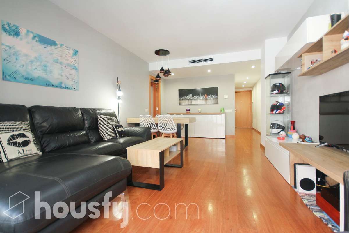 Housfy presenta este luminoso piso ubicado en L’Hospitalet de Llobregat, con 91 m² útiles (verificados con Catastro) en una finca del año 2012 con ascensor. Una vivienda en muy buen estado y lista para entrar a vivir desde el primer día. El salón-comedor destaca por su amplitud y luminosidad, con salida directa a un agradable balcón corrido que conecta también con uno de los dormitorios. La cocina es independiente y está totalmente equipada. La zona de noche se distribuye en 3 dormitorios (dos exteriores y uno interior), incluyendo la habitación principal en suite con su propio baño. En total, la vivienda dispone de 2 baños completos. Para tu total comodidad, cuenta con aire acondicionado por conductos y ventiladores de techo. Además, el piso incluye una cómoda plaza de garaje para coche grande en la misma finca (11,56m² superficie total, 5,10m² largo x 2,26m² de ancho), con acceso directo a través del ascensor. Ubicado a un paso del centro comercial Gran Via 2, en un entorno con todo tipo de servicios (colegios, supermercados, farmacias) y una excelente comunicación en transporte público hacia Barcelona. ¡No dejes escapar esta oportunidad única de diseñar tu hogar a medida! Aviso legal El precio de venta no incluye gastos de la compraventa como notaría, registro, impuestos, ni tampoco honorarios agencia. Esta publicación no es vinculante. Consulta siempre la nota simple con Housfy antes de formalizar la compraventa. Sobre nosotros Housfy es la plataforma integral de servicios inmobiliarios. Nuestra combinación de expertos y tecnología pone al alcance de todo el mundo servicios cómodos, claros y seguros. AICAT número: 7922. Nos encargamos de la gestión y asesoramiento de la compra. ¡Olvídate de todo! Hacemos los trámites por ti. Y, si además necesitas financiación, ponemos a tu disposición un bróker hipotecario para ayudarte a conseguir las mejores condiciones para tu perfil económico. ¿Quieres visitarla? Contacta con Housfy y agenda tu visita sin compromiso. Más información en: housfy.com En cumplimiento de la Ley 8/2026 en Cataluña, el certificado de presencia o ausencia de amianto se encuentra en proceso de tramitación.-2