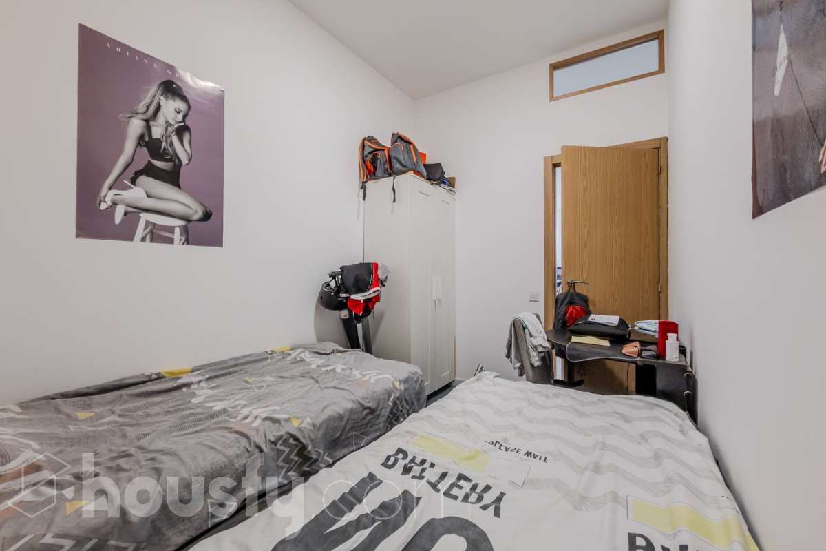 Housfy vende 🏡 luminoso Inmueble de 96 m² completamente reformado y distribuido en dos espacios totalmente independientes, ideal para quienes buscan versatilidad y múltiples posibilidades de uso. Es un Local, y por lo tanto no dispone de cédula de habitabilidad. La primera unidad dispone de dos habitaciones, un baño completo y una zona de cocina equipada con vitrocerámica, campana extractora, nevera y lavadora. Además, cuenta con aire acondicionado para garantizar el máximo confort. La segunda unidad ofrece una habitación, un baño completo y una cocina equipada con vitrocerámica, campana extractora, nevera y lavadora, además de aire acondicionado. El inmueble se entrega equipado, listo para entrar y disfrutar de todas sus comodidades. Su distribución independiente lo convierte en una opción muy interesante para diferentes necesidades.Construido en el año: 2009. Distribución de estancias - Salón-comedor -3 Dormitorios -2 Baños - Cocinas equipadas Características específicas -Aire acondicionado -Trastero -Amueblado -Calefacción -Electrodomésticos -Gres/cerámica Zona y entorno Respecto a la ubicación, se sitúa en Santa Coloma de Gramenet, municipio de Barcelona. Esta propiedad se encuentra cerca de transporte público, colegios, supermercados y farmacias. Aviso legal El precio de venta no incluye gastos de la compraventa como notaría, registro, impuestos, ni tampoco honorarios agencia. Esta publicación no es vinculante. Consulta siempre la nota simple con Housfy antes de formalizar la compraventa. Sobre nosotros Housfy es la plataforma integral de servicios inmobiliarios. Nuestra combinación de expertos y tecnología pone al alcance de todo el mundo servicios cómodos, claros y seguros. AICAT número: 7922. Nos encargamos de la gestión y asesoramiento de la compra. Olvídate de todo. Hacemos los trámites por ti. Y, si además necesitas financiación, ponemos a tu disposición un bróker hipotecario para ayudarte a conseguir las mejores condiciones para tu perfil económico. ¿Quieres visitarla? Contacta con Housfy y agenda tu visita sin compromiso. Más información en: housfy.com En cumplimiento de la Ley 8/2026 en Cataluña, el certificado de presencia o ausencia de amianto se encuentra en proceso de tramitación.-7