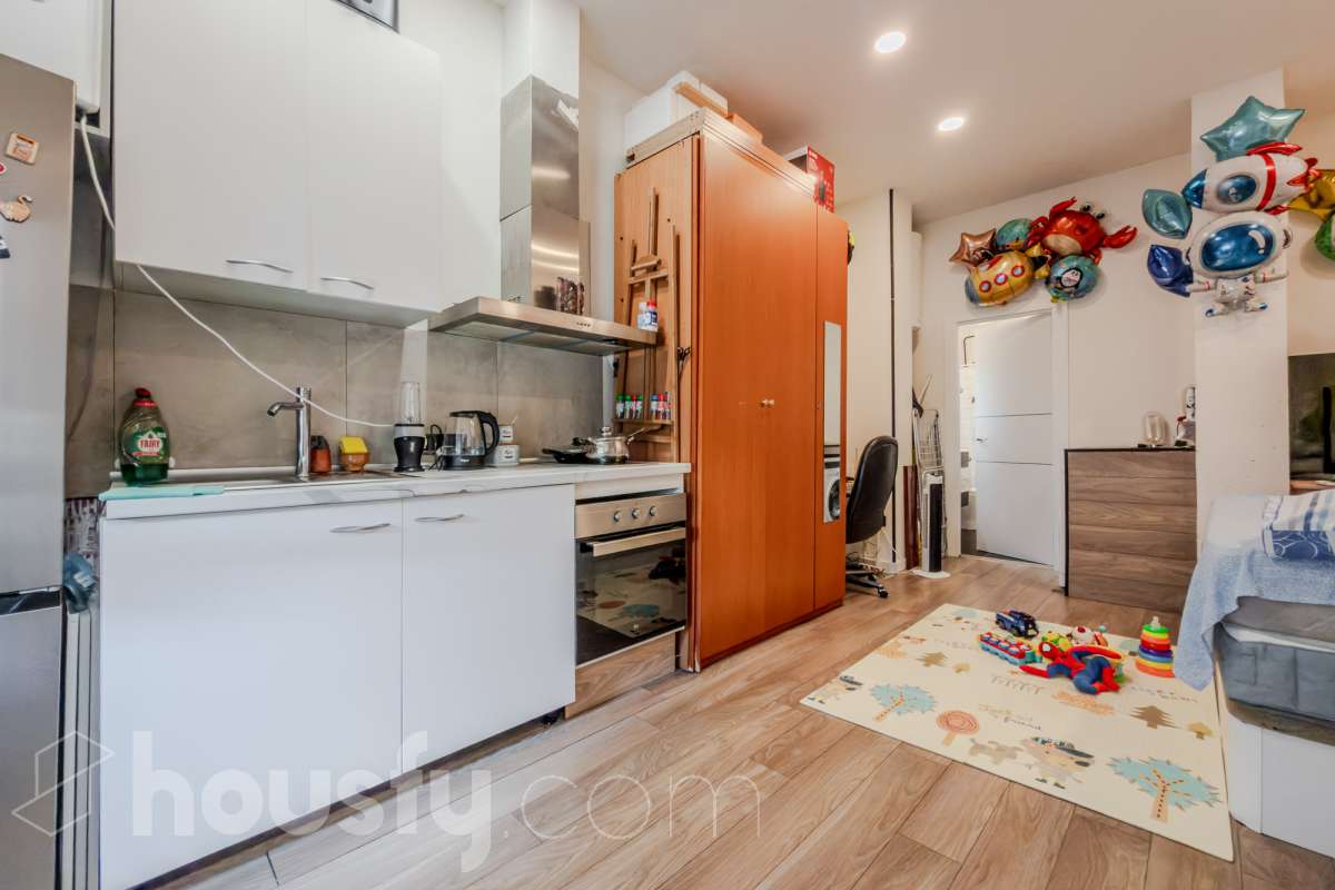 Housfy vende 🏡 luminoso Inmueble de 96 m² completamente reformado y distribuido en dos espacios totalmente independientes, ideal para quienes buscan versatilidad y múltiples posibilidades de uso. Es un Local, y por lo tanto no dispone de cédula de habitabilidad. La primera unidad dispone de dos habitaciones, un baño completo y una zona de cocina equipada con vitrocerámica, campana extractora, nevera y lavadora. Además, cuenta con aire acondicionado para garantizar el máximo confort. La segunda unidad ofrece una habitación, un baño completo y una cocina equipada con vitrocerámica, campana extractora, nevera y lavadora, además de aire acondicionado. El inmueble se entrega equipado, listo para entrar y disfrutar de todas sus comodidades. Su distribución independiente lo convierte en una opción muy interesante para diferentes necesidades.Construido en el año: 2009. Distribución de estancias - Salón-comedor -3 Dormitorios -2 Baños - Cocinas equipadas Características específicas -Aire acondicionado -Trastero -Amueblado -Calefacción -Electrodomésticos -Gres/cerámica Zona y entorno Respecto a la ubicación, se sitúa en Santa Coloma de Gramenet, municipio de Barcelona. Esta propiedad se encuentra cerca de transporte público, colegios, supermercados y farmacias. Aviso legal El precio de venta no incluye gastos de la compraventa como notaría, registro, impuestos, ni tampoco honorarios agencia. Esta publicación no es vinculante. Consulta siempre la nota simple con Housfy antes de formalizar la compraventa. Sobre nosotros Housfy es la plataforma integral de servicios inmobiliarios. Nuestra combinación de expertos y tecnología pone al alcance de todo el mundo servicios cómodos, claros y seguros. AICAT número: 7922. Nos encargamos de la gestión y asesoramiento de la compra. Olvídate de todo. Hacemos los trámites por ti. Y, si además necesitas financiación, ponemos a tu disposición un bróker hipotecario para ayudarte a conseguir las mejores condiciones para tu perfil económico. ¿Quieres visitarla? Contacta con Housfy y agenda tu visita sin compromiso. Más información en: housfy.com En cumplimiento de la Ley 8/2026 en Cataluña, el certificado de presencia o ausencia de amianto se encuentra en proceso de tramitación.-14