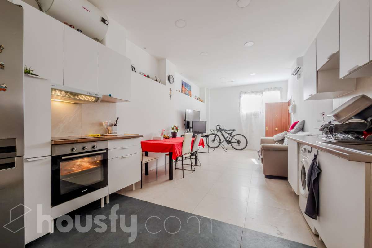 Housfy vende 🏡 luminoso Inmueble de 96 m² completamente reformado y distribuido en dos espacios totalmente independientes, ideal para quienes buscan versatilidad y múltiples posibilidades de uso. Es un Local, y por lo tanto no dispone de cédula de habitabilidad. La primera unidad dispone de dos habitaciones, un baño completo y una zona de cocina equipada con vitrocerámica, campana extractora, nevera y lavadora. Además, cuenta con aire acondicionado para garantizar el máximo confort. La segunda unidad ofrece una habitación, un baño completo y una cocina equipada con vitrocerámica, campana extractora, nevera y lavadora, además de aire acondicionado. El inmueble se entrega equipado, listo para entrar y disfrutar de todas sus comodidades. Su distribución independiente lo convierte en una opción muy interesante para diferentes necesidades.Construido en el año: 2009. Distribución de estancias - Salón-comedor -3 Dormitorios -2 Baños - Cocinas equipadas Características específicas -Aire acondicionado -Trastero -Amueblado -Calefacción -Electrodomésticos -Gres/cerámica Zona y entorno Respecto a la ubicación, se sitúa en Santa Coloma de Gramenet, municipio de Barcelona. Esta propiedad se encuentra cerca de transporte público, colegios, supermercados y farmacias. Aviso legal El precio de venta no incluye gastos de la compraventa como notaría, registro, impuestos, ni tampoco honorarios agencia. Esta publicación no es vinculante. Consulta siempre la nota simple con Housfy antes de formalizar la compraventa. Sobre nosotros Housfy es la plataforma integral de servicios inmobiliarios. Nuestra combinación de expertos y tecnología pone al alcance de todo el mundo servicios cómodos, claros y seguros. AICAT número: 7922. Nos encargamos de la gestión y asesoramiento de la compra. Olvídate de todo. Hacemos los trámites por ti. Y, si además necesitas financiación, ponemos a tu disposición un bróker hipotecario para ayudarte a conseguir las mejores condiciones para tu perfil económico. ¿Quieres visitarla? Contacta con Housfy y agenda tu visita sin compromiso. Más información en: housfy.com En cumplimiento de la Ley 8/2026 en Cataluña, el certificado de presencia o ausencia de amianto se encuentra en proceso de tramitación.-12
