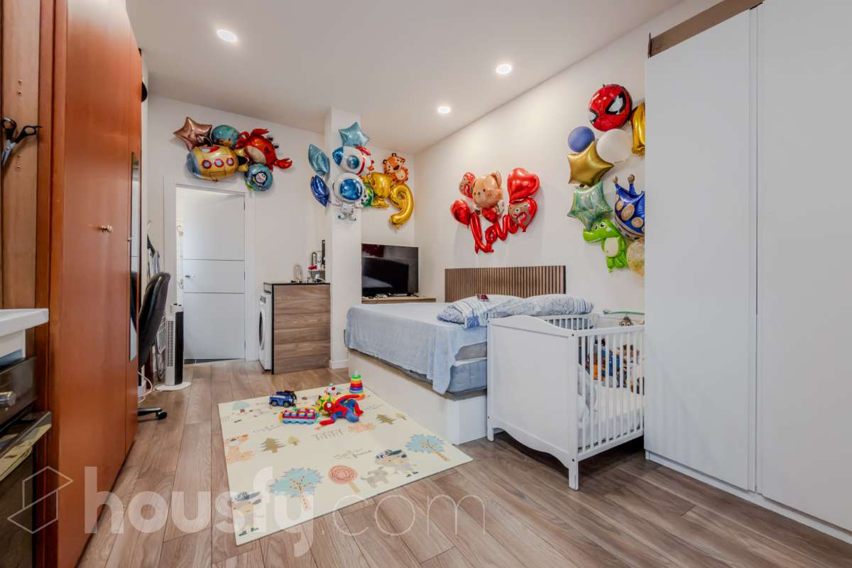 Housfy vende 🏡 luminoso Inmueble de 96 m² completamente reformado y distribuido en dos espacios totalmente independientes, ideal para quienes buscan versatilidad y múltiples posibilidades de uso. Es un Local, y por lo tanto no dispone de cédula de habitabilidad. La primera unidad dispone de dos habitaciones, un baño completo y una zona de cocina equipada con vitrocerámica, campana extractora, nevera y lavadora. Además, cuenta con aire acondicionado para garantizar el máximo confort. La segunda unidad ofrece una habitación, un baño completo y una cocina equipada con vitrocerámica, campana extractora, nevera y lavadora, además de aire acondicionado. El inmueble se entrega equipado, listo para entrar y disfrutar de todas sus comodidades. Su distribución independiente lo convierte en una opción muy interesante para diferentes necesidades.Construido en el año: 2009. Distribución de estancias - Salón-comedor -3 Dormitorios -2 Baños - Cocinas equipadas Características específicas -Aire acondicionado -Trastero -Amueblado -Calefacción -Electrodomésticos -Gres/cerámica Zona y entorno Respecto a la ubicación, se sitúa en Santa Coloma de Gramenet, municipio de Barcelona. Esta propiedad se encuentra cerca de transporte público, colegios, supermercados y farmacias. Aviso legal El precio de venta no incluye gastos de la compraventa como notaría, registro, impuestos, ni tampoco honorarios agencia. Esta publicación no es vinculante. Consulta siempre la nota simple con Housfy antes de formalizar la compraventa. Sobre nosotros Housfy es la plataforma integral de servicios inmobiliarios. Nuestra combinación de expertos y tecnología pone al alcance de todo el mundo servicios cómodos, claros y seguros. AICAT número: 7922. Nos encargamos de la gestión y asesoramiento de la compra. Olvídate de todo. Hacemos los trámites por ti. Y, si además necesitas financiación, ponemos a tu disposición un bróker hipotecario para ayudarte a conseguir las mejores condiciones para tu perfil económico. ¿Quieres visitarla? Contacta con Housfy y agenda tu visita sin compromiso. Más información en: housfy.com En cumplimiento de la Ley 8/2026 en Cataluña, el certificado de presencia o ausencia de amianto se encuentra en proceso de tramitación.-16