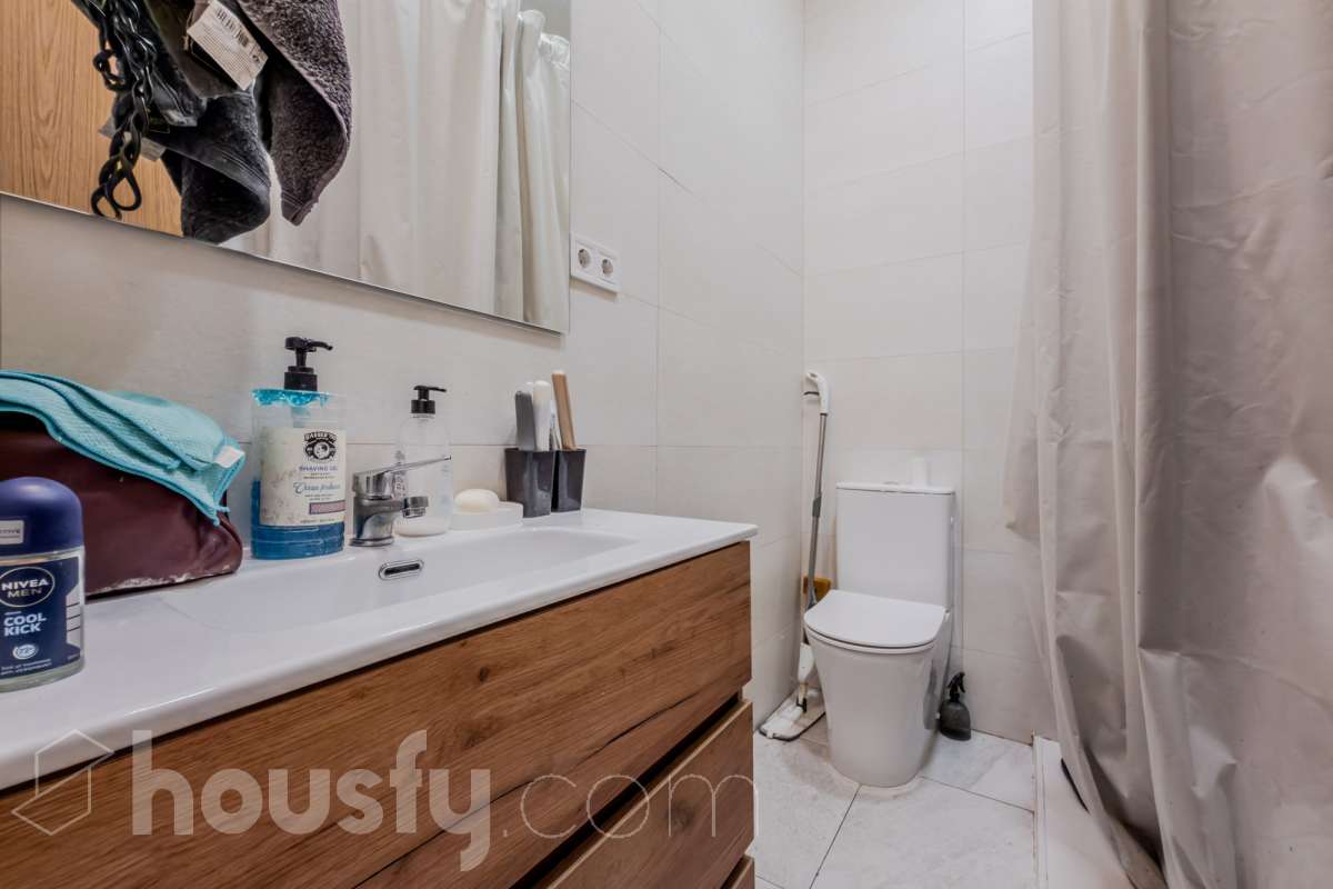 Housfy vende 🏡 luminoso Inmueble de 96 m² completamente reformado y distribuido en dos espacios totalmente independientes, ideal para quienes buscan versatilidad y múltiples posibilidades de uso. Es un Local, y por lo tanto no dispone de cédula de habitabilidad. La primera unidad dispone de dos habitaciones, un baño completo y una zona de cocina equipada con vitrocerámica, campana extractora, nevera y lavadora. Además, cuenta con aire acondicionado para garantizar el máximo confort. La segunda unidad ofrece una habitación, un baño completo y una cocina equipada con vitrocerámica, campana extractora, nevera y lavadora, además de aire acondicionado. El inmueble se entrega equipado, listo para entrar y disfrutar de todas sus comodidades. Su distribución independiente lo convierte en una opción muy interesante para diferentes necesidades.Construido en el año: 2009. Distribución de estancias - Salón-comedor -3 Dormitorios -2 Baños - Cocinas equipadas Características específicas -Aire acondicionado -Trastero -Amueblado -Calefacción -Electrodomésticos -Gres/cerámica Zona y entorno Respecto a la ubicación, se sitúa en Santa Coloma de Gramenet, municipio de Barcelona. Esta propiedad se encuentra cerca de transporte público, colegios, supermercados y farmacias. Aviso legal El precio de venta no incluye gastos de la compraventa como notaría, registro, impuestos, ni tampoco honorarios agencia. Esta publicación no es vinculante. Consulta siempre la nota simple con Housfy antes de formalizar la compraventa. Sobre nosotros Housfy es la plataforma integral de servicios inmobiliarios. Nuestra combinación de expertos y tecnología pone al alcance de todo el mundo servicios cómodos, claros y seguros. AICAT número: 7922. Nos encargamos de la gestión y asesoramiento de la compra. Olvídate de todo. Hacemos los trámites por ti. Y, si además necesitas financiación, ponemos a tu disposición un bróker hipotecario para ayudarte a conseguir las mejores condiciones para tu perfil económico. ¿Quieres visitarla? Contacta con Housfy y agenda tu visita sin compromiso. Más información en: housfy.com En cumplimiento de la Ley 8/2026 en Cataluña, el certificado de presencia o ausencia de amianto se encuentra en proceso de tramitación.-21