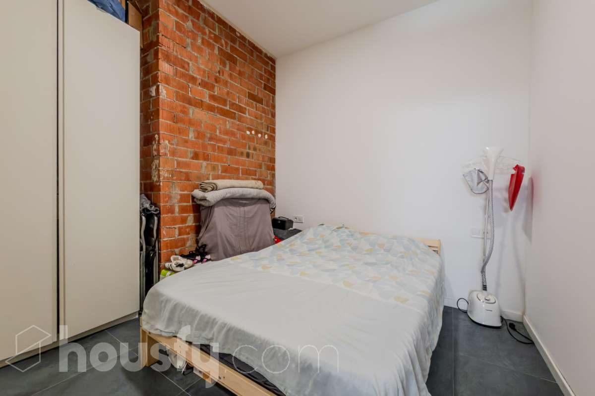 Housfy vende 🏡 luminoso Inmueble de 96 m² completamente reformado y distribuido en dos espacios totalmente independientes, ideal para quienes buscan versatilidad y múltiples posibilidades de uso. Es un Local, y por lo tanto no dispone de cédula de habitabilidad. La primera unidad dispone de dos habitaciones, un baño completo y una zona de cocina equipada con vitrocerámica, campana extractora, nevera y lavadora. Además, cuenta con aire acondicionado para garantizar el máximo confort. La segunda unidad ofrece una habitación, un baño completo y una cocina equipada con vitrocerámica, campana extractora, nevera y lavadora, además de aire acondicionado. El inmueble se entrega equipado, listo para entrar y disfrutar de todas sus comodidades. Su distribución independiente lo convierte en una opción muy interesante para diferentes necesidades.Construido en el año: 2009. Distribución de estancias - Salón-comedor -3 Dormitorios -2 Baños - Cocinas equipadas Características específicas -Aire acondicionado -Trastero -Amueblado -Calefacción -Electrodomésticos -Gres/cerámica Zona y entorno Respecto a la ubicación, se sitúa en Santa Coloma de Gramenet, municipio de Barcelona. Esta propiedad se encuentra cerca de transporte público, colegios, supermercados y farmacias. Aviso legal El precio de venta no incluye gastos de la compraventa como notaría, registro, impuestos, ni tampoco honorarios agencia. Esta publicación no es vinculante. Consulta siempre la nota simple con Housfy antes de formalizar la compraventa. Sobre nosotros Housfy es la plataforma integral de servicios inmobiliarios. Nuestra combinación de expertos y tecnología pone al alcance de todo el mundo servicios cómodos, claros y seguros. AICAT número: 7922. Nos encargamos de la gestión y asesoramiento de la compra. Olvídate de todo. Hacemos los trámites por ti. Y, si además necesitas financiación, ponemos a tu disposición un bróker hipotecario para ayudarte a conseguir las mejores condiciones para tu perfil económico. ¿Quieres visitarla? Contacta con Housfy y agenda tu visita sin compromiso. Más información en: housfy.com En cumplimiento de la Ley 8/2026 en Cataluña, el certificado de presencia o ausencia de amianto se encuentra en proceso de tramitación.-2