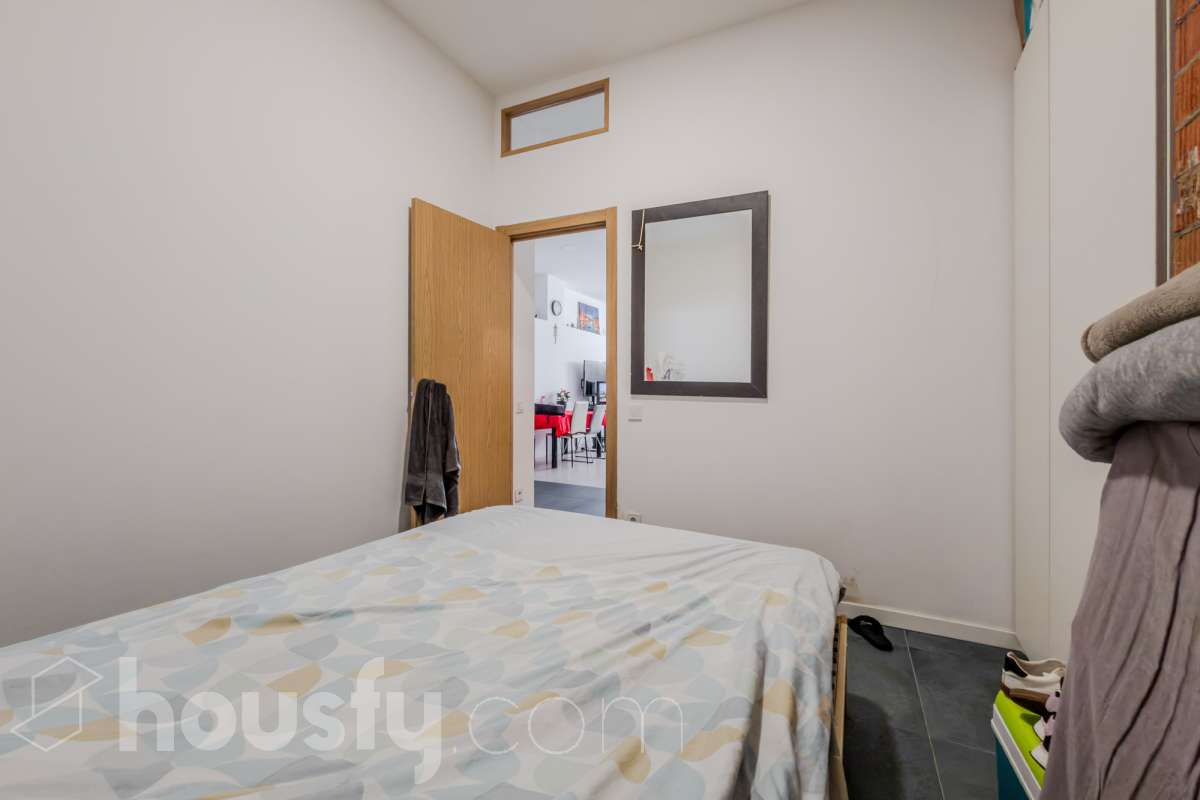 Housfy vende 🏡 luminoso Inmueble de 96 m² completamente reformado y distribuido en dos espacios totalmente independientes, ideal para quienes buscan versatilidad y múltiples posibilidades de uso. Es un Local, y por lo tanto no dispone de cédula de habitabilidad. La primera unidad dispone de dos habitaciones, un baño completo y una zona de cocina equipada con vitrocerámica, campana extractora, nevera y lavadora. Además, cuenta con aire acondicionado para garantizar el máximo confort. La segunda unidad ofrece una habitación, un baño completo y una cocina equipada con vitrocerámica, campana extractora, nevera y lavadora, además de aire acondicionado. El inmueble se entrega equipado, listo para entrar y disfrutar de todas sus comodidades. Su distribución independiente lo convierte en una opción muy interesante para diferentes necesidades.Construido en el año: 2009. Distribución de estancias - Salón-comedor -3 Dormitorios -2 Baños - Cocinas equipadas Características específicas -Aire acondicionado -Trastero -Amueblado -Calefacción -Electrodomésticos -Gres/cerámica Zona y entorno Respecto a la ubicación, se sitúa en Santa Coloma de Gramenet, municipio de Barcelona. Esta propiedad se encuentra cerca de transporte público, colegios, supermercados y farmacias. Aviso legal El precio de venta no incluye gastos de la compraventa como notaría, registro, impuestos, ni tampoco honorarios agencia. Esta publicación no es vinculante. Consulta siempre la nota simple con Housfy antes de formalizar la compraventa. Sobre nosotros Housfy es la plataforma integral de servicios inmobiliarios. Nuestra combinación de expertos y tecnología pone al alcance de todo el mundo servicios cómodos, claros y seguros. AICAT número: 7922. Nos encargamos de la gestión y asesoramiento de la compra. Olvídate de todo. Hacemos los trámites por ti. Y, si además necesitas financiación, ponemos a tu disposición un bróker hipotecario para ayudarte a conseguir las mejores condiciones para tu perfil económico. ¿Quieres visitarla? Contacta con Housfy y agenda tu visita sin compromiso. Más información en: housfy.com En cumplimiento de la Ley 8/2026 en Cataluña, el certificado de presencia o ausencia de amianto se encuentra en proceso de tramitación.-5