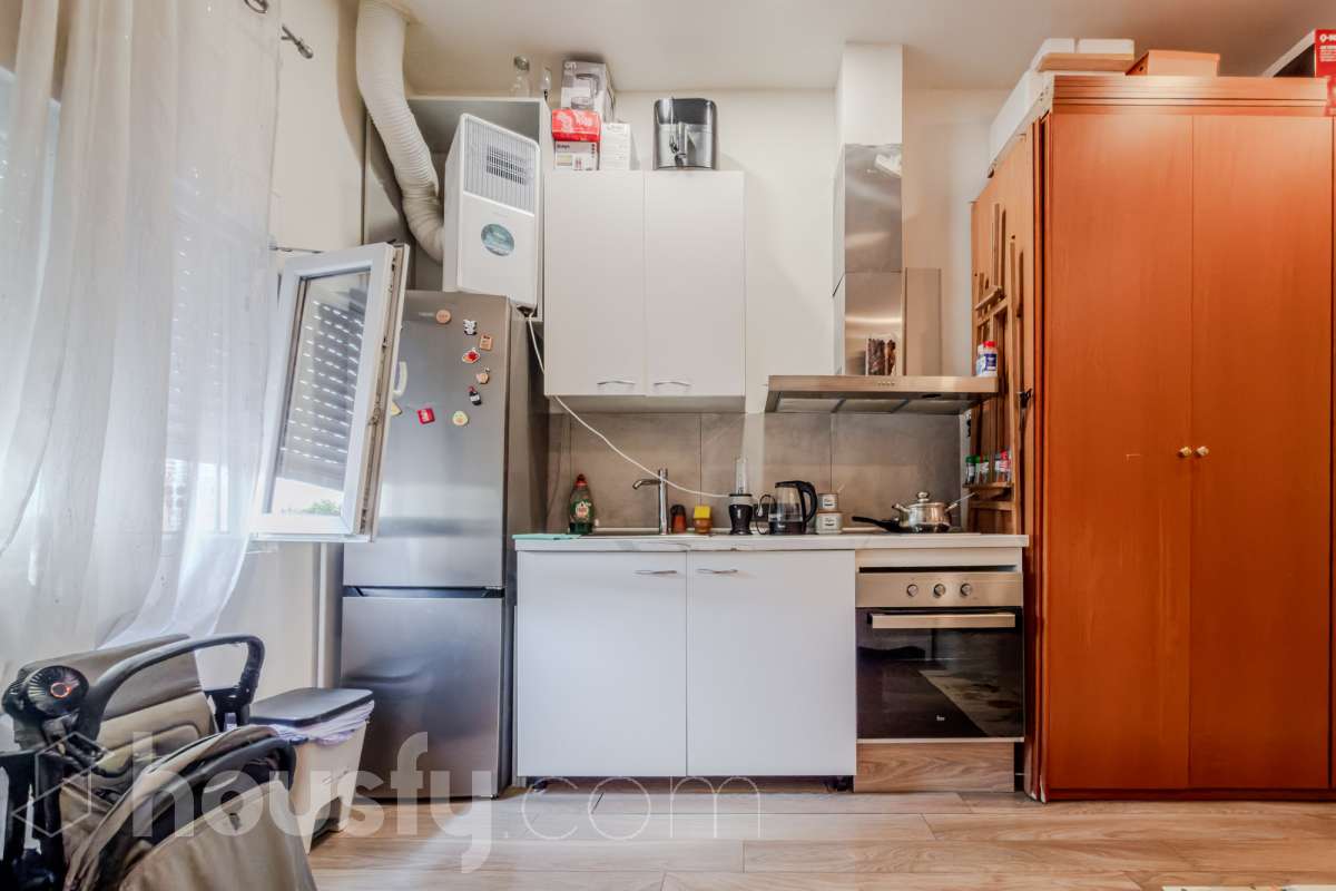 Housfy vende 🏡 luminoso Inmueble de 96 m² completamente reformado y distribuido en dos espacios totalmente independientes, ideal para quienes buscan versatilidad y múltiples posibilidades de uso. Es un Local, y por lo tanto no dispone de cédula de habitabilidad. La primera unidad dispone de dos habitaciones, un baño completo y una zona de cocina equipada con vitrocerámica, campana extractora, nevera y lavadora. Además, cuenta con aire acondicionado para garantizar el máximo confort. La segunda unidad ofrece una habitación, un baño completo y una cocina equipada con vitrocerámica, campana extractora, nevera y lavadora, además de aire acondicionado. El inmueble se entrega equipado, listo para entrar y disfrutar de todas sus comodidades. Su distribución independiente lo convierte en una opción muy interesante para diferentes necesidades.Construido en el año: 2009. Distribución de estancias - Salón-comedor -3 Dormitorios -2 Baños - Cocinas equipadas Características específicas -Aire acondicionado -Trastero -Amueblado -Calefacción -Electrodomésticos -Gres/cerámica Zona y entorno Respecto a la ubicación, se sitúa en Santa Coloma de Gramenet, municipio de Barcelona. Esta propiedad se encuentra cerca de transporte público, colegios, supermercados y farmacias. Aviso legal El precio de venta no incluye gastos de la compraventa como notaría, registro, impuestos, ni tampoco honorarios agencia. Esta publicación no es vinculante. Consulta siempre la nota simple con Housfy antes de formalizar la compraventa. Sobre nosotros Housfy es la plataforma integral de servicios inmobiliarios. Nuestra combinación de expertos y tecnología pone al alcance de todo el mundo servicios cómodos, claros y seguros. AICAT número: 7922. Nos encargamos de la gestión y asesoramiento de la compra. Olvídate de todo. Hacemos los trámites por ti. Y, si además necesitas financiación, ponemos a tu disposición un bróker hipotecario para ayudarte a conseguir las mejores condiciones para tu perfil económico. ¿Quieres visitarla? Contacta con Housfy y agenda tu visita sin compromiso. Más información en: housfy.com En cumplimiento de la Ley 8/2026 en Cataluña, el certificado de presencia o ausencia de amianto se encuentra en proceso de tramitación.-19