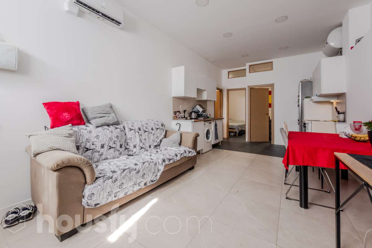 Housfy vende 🏡 luminoso Inmueble de 96 m² completamente reformado y distribuido en dos espacios totalmente independientes, ideal para quienes buscan versatilidad y múltiples posibilidades de uso. Es un Local, y por lo tanto no dispone de cédula de habitabilidad. La primera unidad dispone de dos habitaciones, un baño completo y una zona de cocina equipada con vitrocerámica, campana extractora, nevera y lavadora. Además, cuenta con aire acondicionado para garantizar el máximo confort. La segunda unidad ofrece una habitación, un baño completo y una cocina equipada con vitrocerámica, campana extractora, nevera y lavadora, además de aire acondicionado. El inmueble se entrega equipado, listo para entrar y disfrutar de todas sus comodidades. Su distribución independiente lo convierte en una opción muy interesante para diferentes necesidades.Construido en el año: 2009. Distribución de estancias - Salón-comedor -3 Dormitorios -2 Baños - Cocinas equipadas Características específicas -Aire acondicionado -Trastero -Amueblado -Calefacción -Electrodomésticos -Gres/cerámica Zona y entorno Respecto a la ubicación, se sitúa en Santa Coloma de Gramenet, municipio de Barcelona. Esta propiedad se encuentra cerca de transporte público, colegios, supermercados y farmacias. Aviso legal El precio de venta no incluye gastos de la compraventa como notaría, registro, impuestos, ni tampoco honorarios agencia. Esta publicación no es vinculante. Consulta siempre la nota simple con Housfy antes de formalizar la compraventa. Sobre nosotros Housfy es la plataforma integral de servicios inmobiliarios. Nuestra combinación de expertos y tecnología pone al alcance de todo el mundo servicios cómodos, claros y seguros. AICAT número: 7922. Nos encargamos de la gestión y asesoramiento de la compra. Olvídate de todo. Hacemos los trámites por ti. Y, si además necesitas financiación, ponemos a tu disposición un bróker hipotecario para ayudarte a conseguir las mejores condiciones para tu perfil económico. ¿Quieres visitarla? Contacta con Housfy y agenda tu visita sin compromiso. Más información en: housfy.com En cumplimiento de la Ley 8/2026 en Cataluña, el certificado de presencia o ausencia de amianto se encuentra en proceso de tramitación.-11
