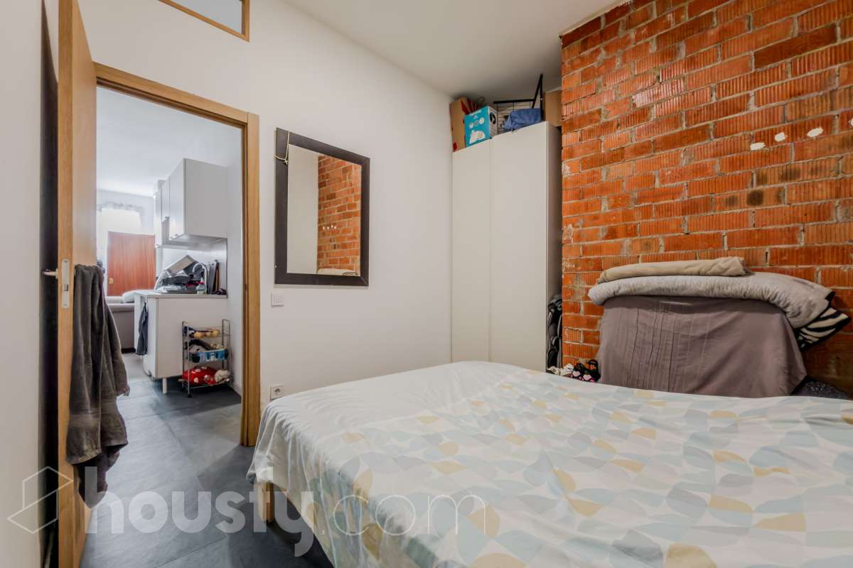 Housfy vende 🏡 luminoso Inmueble de 96 m² completamente reformado y distribuido en dos espacios totalmente independientes, ideal para quienes buscan versatilidad y múltiples posibilidades de uso. Es un Local, y por lo tanto no dispone de cédula de habitabilidad. La primera unidad dispone de dos habitaciones, un baño completo y una zona de cocina equipada con vitrocerámica, campana extractora, nevera y lavadora. Además, cuenta con aire acondicionado para garantizar el máximo confort. La segunda unidad ofrece una habitación, un baño completo y una cocina equipada con vitrocerámica, campana extractora, nevera y lavadora, además de aire acondicionado. El inmueble se entrega equipado, listo para entrar y disfrutar de todas sus comodidades. Su distribución independiente lo convierte en una opción muy interesante para diferentes necesidades.Construido en el año: 2009. Distribución de estancias - Salón-comedor -3 Dormitorios -2 Baños - Cocinas equipadas Características específicas -Aire acondicionado -Trastero -Amueblado -Calefacción -Electrodomésticos -Gres/cerámica Zona y entorno Respecto a la ubicación, se sitúa en Santa Coloma de Gramenet, municipio de Barcelona. Esta propiedad se encuentra cerca de transporte público, colegios, supermercados y farmacias. Aviso legal El precio de venta no incluye gastos de la compraventa como notaría, registro, impuestos, ni tampoco honorarios agencia. Esta publicación no es vinculante. Consulta siempre la nota simple con Housfy antes de formalizar la compraventa. Sobre nosotros Housfy es la plataforma integral de servicios inmobiliarios. Nuestra combinación de expertos y tecnología pone al alcance de todo el mundo servicios cómodos, claros y seguros. AICAT número: 7922. Nos encargamos de la gestión y asesoramiento de la compra. Olvídate de todo. Hacemos los trámites por ti. Y, si además necesitas financiación, ponemos a tu disposición un bróker hipotecario para ayudarte a conseguir las mejores condiciones para tu perfil económico. ¿Quieres visitarla? Contacta con Housfy y agenda tu visita sin compromiso. Más información en: housfy.com En cumplimiento de la Ley 8/2026 en Cataluña, el certificado de presencia o ausencia de amianto se encuentra en proceso de tramitación.-4