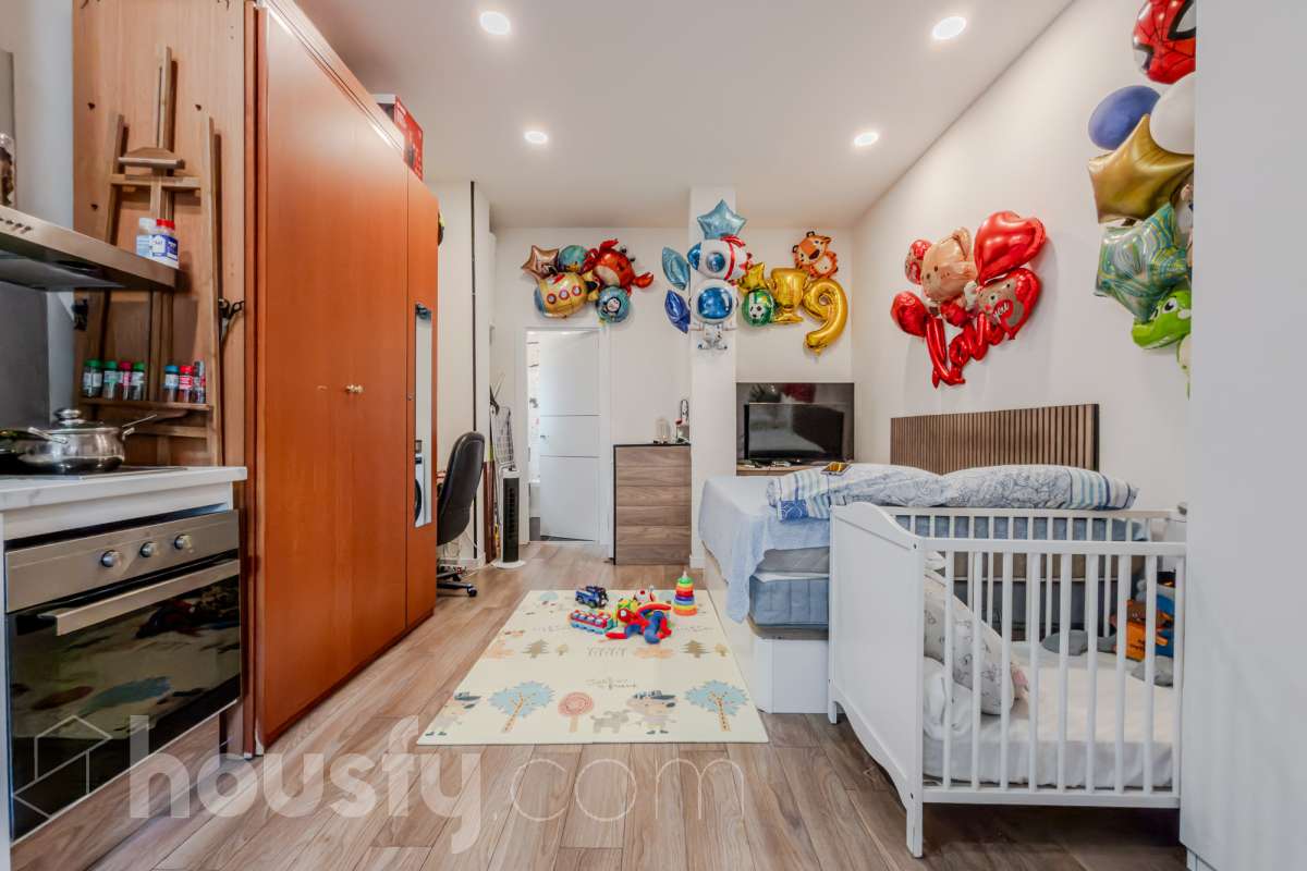 Housfy vende 🏡 luminoso Inmueble de 96 m² completamente reformado y distribuido en dos espacios totalmente independientes, ideal para quienes buscan versatilidad y múltiples posibilidades de uso. Es un Local, y por lo tanto no dispone de cédula de habitabilidad. La primera unidad dispone de dos habitaciones, un baño completo y una zona de cocina equipada con vitrocerámica, campana extractora, nevera y lavadora. Además, cuenta con aire acondicionado para garantizar el máximo confort. La segunda unidad ofrece una habitación, un baño completo y una cocina equipada con vitrocerámica, campana extractora, nevera y lavadora, además de aire acondicionado. El inmueble se entrega equipado, listo para entrar y disfrutar de todas sus comodidades. Su distribución independiente lo convierte en una opción muy interesante para diferentes necesidades.Construido en el año: 2009. Distribución de estancias - Salón-comedor -3 Dormitorios -2 Baños - Cocinas equipadas Características específicas -Aire acondicionado -Trastero -Amueblado -Calefacción -Electrodomésticos -Gres/cerámica Zona y entorno Respecto a la ubicación, se sitúa en Santa Coloma de Gramenet, municipio de Barcelona. Esta propiedad se encuentra cerca de transporte público, colegios, supermercados y farmacias. Aviso legal El precio de venta no incluye gastos de la compraventa como notaría, registro, impuestos, ni tampoco honorarios agencia. Esta publicación no es vinculante. Consulta siempre la nota simple con Housfy antes de formalizar la compraventa. Sobre nosotros Housfy es la plataforma integral de servicios inmobiliarios. Nuestra combinación de expertos y tecnología pone al alcance de todo el mundo servicios cómodos, claros y seguros. AICAT número: 7922. Nos encargamos de la gestión y asesoramiento de la compra. Olvídate de todo. Hacemos los trámites por ti. Y, si además necesitas financiación, ponemos a tu disposición un bróker hipotecario para ayudarte a conseguir las mejores condiciones para tu perfil económico. ¿Quieres visitarla? Contacta con Housfy y agenda tu visita sin compromiso. Más información en: housfy.com En cumplimiento de la Ley 8/2026 en Cataluña, el certificado de presencia o ausencia de amianto se encuentra en proceso de tramitación.-15