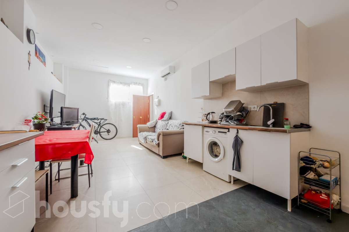 Housfy vende 🏡 luminoso Inmueble de 96 m² completamente reformado y distribuido en dos espacios totalmente independientes, ideal para quienes buscan versatilidad y múltiples posibilidades de uso. Es un Local, y por lo tanto no dispone de cédula de habitabilidad. La primera unidad dispone de dos habitaciones, un baño completo y una zona de cocina equipada con vitrocerámica, campana extractora, nevera y lavadora. Además, cuenta con aire acondicionado para garantizar el máximo confort. La segunda unidad ofrece una habitación, un baño completo y una cocina equipada con vitrocerámica, campana extractora, nevera y lavadora, además de aire acondicionado. El inmueble se entrega equipado, listo para entrar y disfrutar de todas sus comodidades. Su distribución independiente lo convierte en una opción muy interesante para diferentes necesidades.Construido en el año: 2009. Distribución de estancias - Salón-comedor -3 Dormitorios -2 Baños - Cocinas equipadas Características específicas -Aire acondicionado -Trastero -Amueblado -Calefacción -Electrodomésticos -Gres/cerámica Zona y entorno Respecto a la ubicación, se sitúa en Santa Coloma de Gramenet, municipio de Barcelona. Esta propiedad se encuentra cerca de transporte público, colegios, supermercados y farmacias. Aviso legal El precio de venta no incluye gastos de la compraventa como notaría, registro, impuestos, ni tampoco honorarios agencia. Esta publicación no es vinculante. Consulta siempre la nota simple con Housfy antes de formalizar la compraventa. Sobre nosotros Housfy es la plataforma integral de servicios inmobiliarios. Nuestra combinación de expertos y tecnología pone al alcance de todo el mundo servicios cómodos, claros y seguros. AICAT número: 7922. Nos encargamos de la gestión y asesoramiento de la compra. Olvídate de todo. Hacemos los trámites por ti. Y, si además necesitas financiación, ponemos a tu disposición un bróker hipotecario para ayudarte a conseguir las mejores condiciones para tu perfil económico. ¿Quieres visitarla? Contacta con Housfy y agenda tu visita sin compromiso. Más información en: housfy.com En cumplimiento de la Ley 8/2026 en Cataluña, el certificado de presencia o ausencia de amianto se encuentra en proceso de tramitación.-13