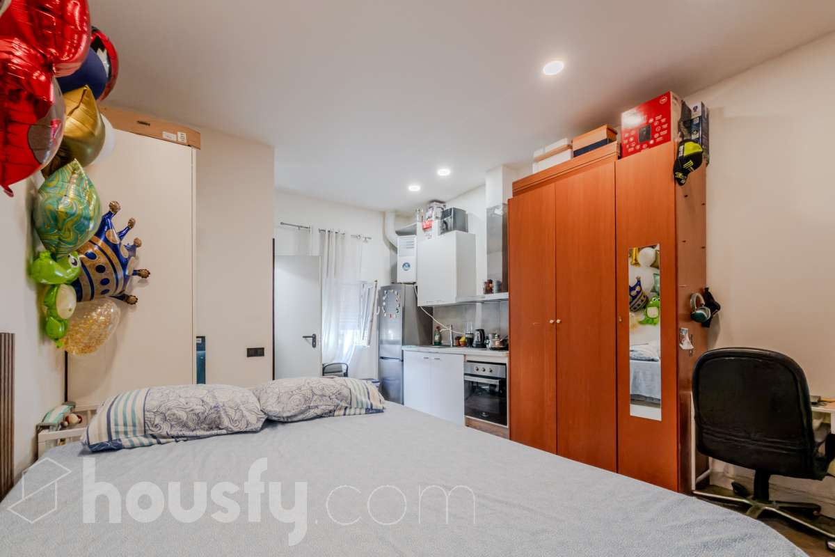 Housfy vende 🏡 luminoso Inmueble de 96 m² completamente reformado y distribuido en dos espacios totalmente independientes, ideal para quienes buscan versatilidad y múltiples posibilidades de uso. Es un Local, y por lo tanto no dispone de cédula de habitabilidad. La primera unidad dispone de dos habitaciones, un baño completo y una zona de cocina equipada con vitrocerámica, campana extractora, nevera y lavadora. Además, cuenta con aire acondicionado para garantizar el máximo confort. La segunda unidad ofrece una habitación, un baño completo y una cocina equipada con vitrocerámica, campana extractora, nevera y lavadora, además de aire acondicionado. El inmueble se entrega equipado, listo para entrar y disfrutar de todas sus comodidades. Su distribución independiente lo convierte en una opción muy interesante para diferentes necesidades.Construido en el año: 2009. Distribución de estancias - Salón-comedor -3 Dormitorios -2 Baños - Cocinas equipadas Características específicas -Aire acondicionado -Trastero -Amueblado -Calefacción -Electrodomésticos -Gres/cerámica Zona y entorno Respecto a la ubicación, se sitúa en Santa Coloma de Gramenet, municipio de Barcelona. Esta propiedad se encuentra cerca de transporte público, colegios, supermercados y farmacias. Aviso legal El precio de venta no incluye gastos de la compraventa como notaría, registro, impuestos, ni tampoco honorarios agencia. Esta publicación no es vinculante. Consulta siempre la nota simple con Housfy antes de formalizar la compraventa. Sobre nosotros Housfy es la plataforma integral de servicios inmobiliarios. Nuestra combinación de expertos y tecnología pone al alcance de todo el mundo servicios cómodos, claros y seguros. AICAT número: 7922. Nos encargamos de la gestión y asesoramiento de la compra. Olvídate de todo. Hacemos los trámites por ti. Y, si además necesitas financiación, ponemos a tu disposición un bróker hipotecario para ayudarte a conseguir las mejores condiciones para tu perfil económico. ¿Quieres visitarla? Contacta con Housfy y agenda tu visita sin compromiso. Más información en: housfy.com En cumplimiento de la Ley 8/2026 en Cataluña, el certificado de presencia o ausencia de amianto se encuentra en proceso de tramitación.-18