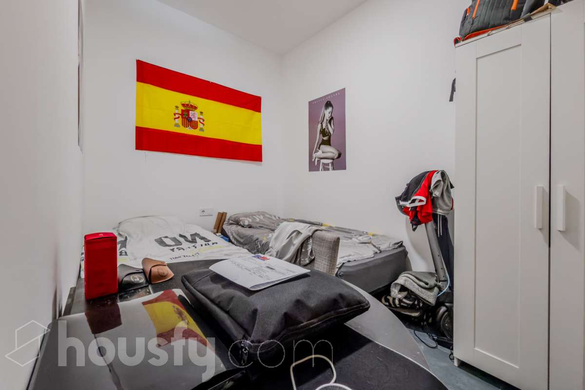 Housfy vende 🏡 luminoso Inmueble de 96 m² completamente reformado y distribuido en dos espacios totalmente independientes, ideal para quienes buscan versatilidad y múltiples posibilidades de uso. Es un Local, y por lo tanto no dispone de cédula de habitabilidad. La primera unidad dispone de dos habitaciones, un baño completo y una zona de cocina equipada con vitrocerámica, campana extractora, nevera y lavadora. Además, cuenta con aire acondicionado para garantizar el máximo confort. La segunda unidad ofrece una habitación, un baño completo y una cocina equipada con vitrocerámica, campana extractora, nevera y lavadora, además de aire acondicionado. El inmueble se entrega equipado, listo para entrar y disfrutar de todas sus comodidades. Su distribución independiente lo convierte en una opción muy interesante para diferentes necesidades.Construido en el año: 2009. Distribución de estancias - Salón-comedor -3 Dormitorios -2 Baños - Cocinas equipadas Características específicas -Aire acondicionado -Trastero -Amueblado -Calefacción -Electrodomésticos -Gres/cerámica Zona y entorno Respecto a la ubicación, se sitúa en Santa Coloma de Gramenet, municipio de Barcelona. Esta propiedad se encuentra cerca de transporte público, colegios, supermercados y farmacias. Aviso legal El precio de venta no incluye gastos de la compraventa como notaría, registro, impuestos, ni tampoco honorarios agencia. Esta publicación no es vinculante. Consulta siempre la nota simple con Housfy antes de formalizar la compraventa. Sobre nosotros Housfy es la plataforma integral de servicios inmobiliarios. Nuestra combinación de expertos y tecnología pone al alcance de todo el mundo servicios cómodos, claros y seguros. AICAT número: 7922. Nos encargamos de la gestión y asesoramiento de la compra. Olvídate de todo. Hacemos los trámites por ti. Y, si además necesitas financiación, ponemos a tu disposición un bróker hipotecario para ayudarte a conseguir las mejores condiciones para tu perfil económico. ¿Quieres visitarla? Contacta con Housfy y agenda tu visita sin compromiso. Más información en: housfy.com En cumplimiento de la Ley 8/2026 en Cataluña, el certificado de presencia o ausencia de amianto se encuentra en proceso de tramitación.-9
