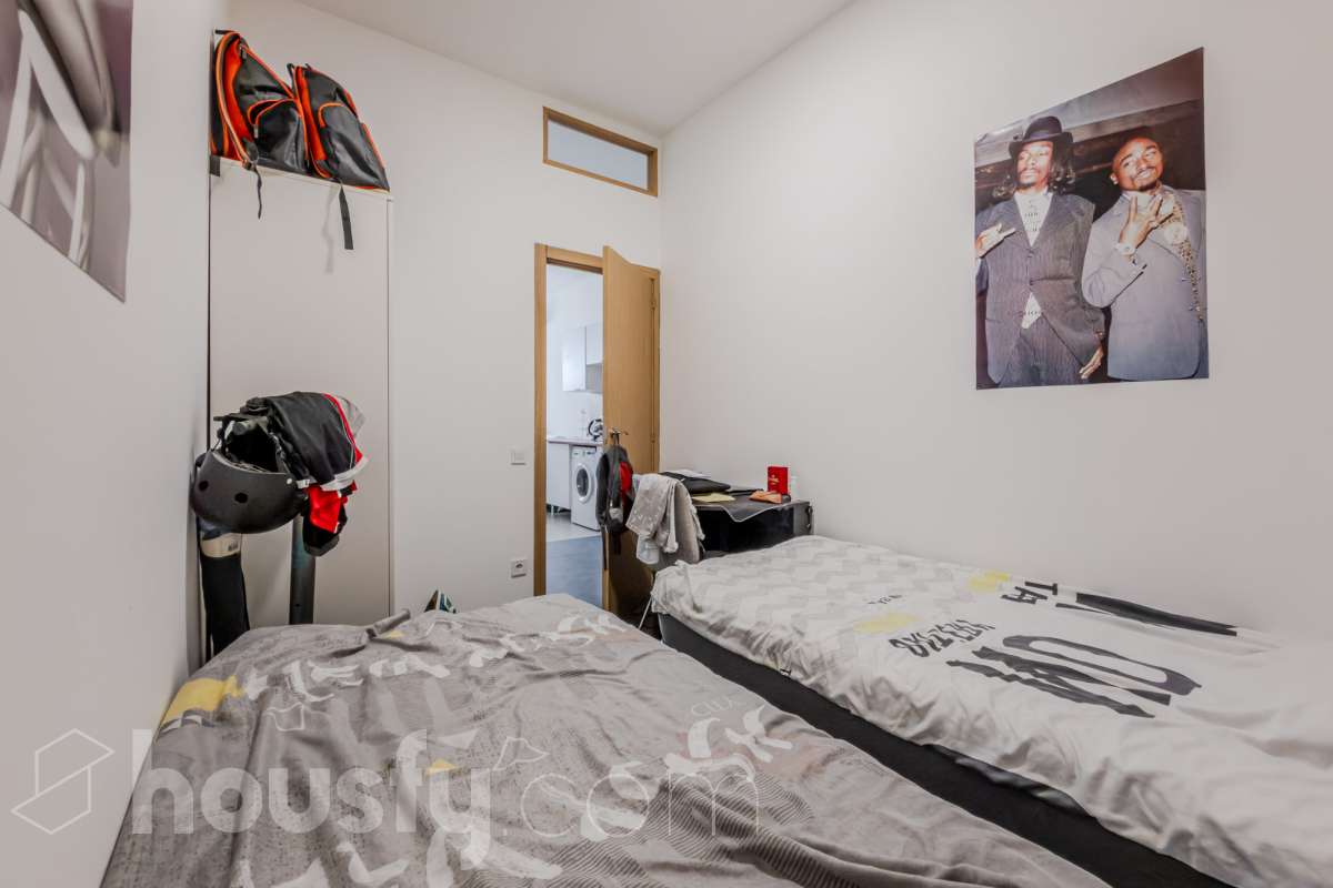 Housfy vende 🏡 luminoso Inmueble de 96 m² completamente reformado y distribuido en dos espacios totalmente independientes, ideal para quienes buscan versatilidad y múltiples posibilidades de uso. Es un Local, y por lo tanto no dispone de cédula de habitabilidad. La primera unidad dispone de dos habitaciones, un baño completo y una zona de cocina equipada con vitrocerámica, campana extractora, nevera y lavadora. Además, cuenta con aire acondicionado para garantizar el máximo confort. La segunda unidad ofrece una habitación, un baño completo y una cocina equipada con vitrocerámica, campana extractora, nevera y lavadora, además de aire acondicionado. El inmueble se entrega equipado, listo para entrar y disfrutar de todas sus comodidades. Su distribución independiente lo convierte en una opción muy interesante para diferentes necesidades.Construido en el año: 2009. Distribución de estancias - Salón-comedor -3 Dormitorios -2 Baños - Cocinas equipadas Características específicas -Aire acondicionado -Trastero -Amueblado -Calefacción -Electrodomésticos -Gres/cerámica Zona y entorno Respecto a la ubicación, se sitúa en Santa Coloma de Gramenet, municipio de Barcelona. Esta propiedad se encuentra cerca de transporte público, colegios, supermercados y farmacias. Aviso legal El precio de venta no incluye gastos de la compraventa como notaría, registro, impuestos, ni tampoco honorarios agencia. Esta publicación no es vinculante. Consulta siempre la nota simple con Housfy antes de formalizar la compraventa. Sobre nosotros Housfy es la plataforma integral de servicios inmobiliarios. Nuestra combinación de expertos y tecnología pone al alcance de todo el mundo servicios cómodos, claros y seguros. AICAT número: 7922. Nos encargamos de la gestión y asesoramiento de la compra. Olvídate de todo. Hacemos los trámites por ti. Y, si además necesitas financiación, ponemos a tu disposición un bróker hipotecario para ayudarte a conseguir las mejores condiciones para tu perfil económico. ¿Quieres visitarla? Contacta con Housfy y agenda tu visita sin compromiso. Más información en: housfy.com En cumplimiento de la Ley 8/2026 en Cataluña, el certificado de presencia o ausencia de amianto se encuentra en proceso de tramitación.-8