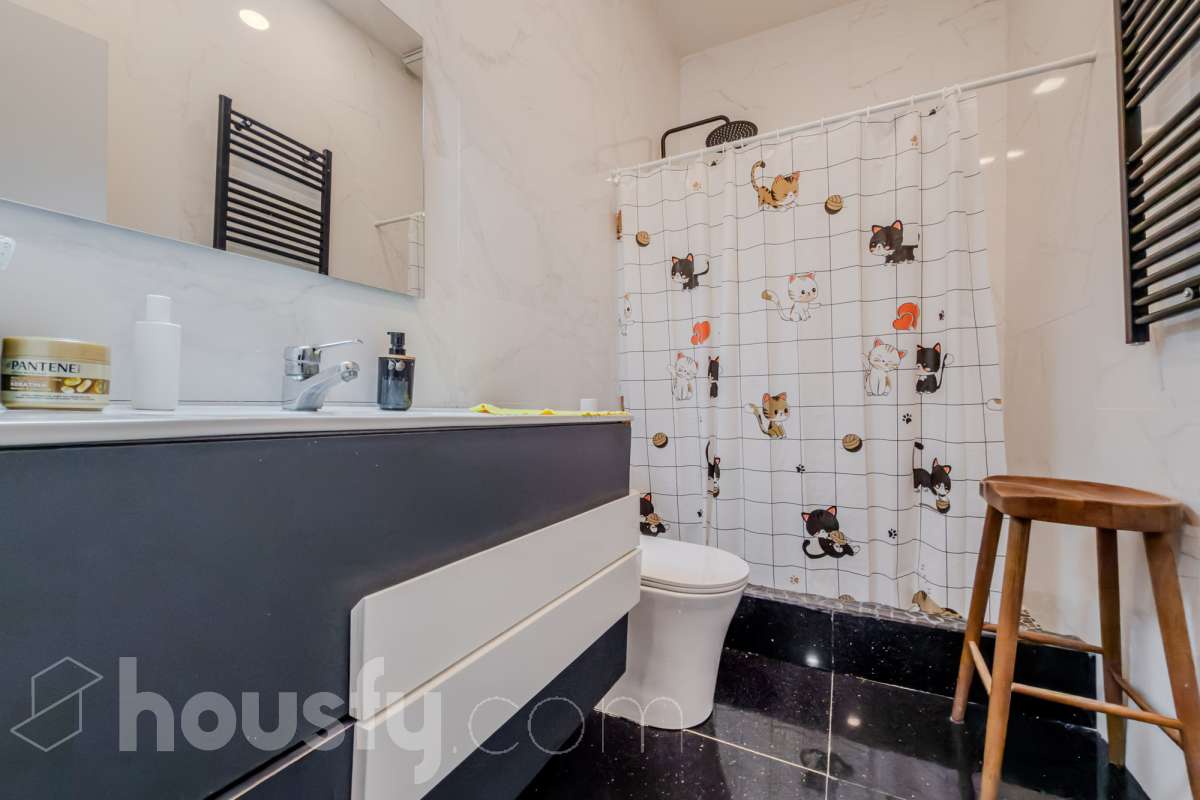 Housfy vende 🏡 luminoso Inmueble de 96 m² completamente reformado y distribuido en dos espacios totalmente independientes, ideal para quienes buscan versatilidad y múltiples posibilidades de uso. Es un Local, y por lo tanto no dispone de cédula de habitabilidad. La primera unidad dispone de dos habitaciones, un baño completo y una zona de cocina equipada con vitrocerámica, campana extractora, nevera y lavadora. Además, cuenta con aire acondicionado para garantizar el máximo confort. La segunda unidad ofrece una habitación, un baño completo y una cocina equipada con vitrocerámica, campana extractora, nevera y lavadora, además de aire acondicionado. El inmueble se entrega equipado, listo para entrar y disfrutar de todas sus comodidades. Su distribución independiente lo convierte en una opción muy interesante para diferentes necesidades.Construido en el año: 2009. Distribución de estancias - Salón-comedor -3 Dormitorios -2 Baños - Cocinas equipadas Características específicas -Aire acondicionado -Trastero -Amueblado -Calefacción -Electrodomésticos -Gres/cerámica Zona y entorno Respecto a la ubicación, se sitúa en Santa Coloma de Gramenet, municipio de Barcelona. Esta propiedad se encuentra cerca de transporte público, colegios, supermercados y farmacias. Aviso legal El precio de venta no incluye gastos de la compraventa como notaría, registro, impuestos, ni tampoco honorarios agencia. Esta publicación no es vinculante. Consulta siempre la nota simple con Housfy antes de formalizar la compraventa. Sobre nosotros Housfy es la plataforma integral de servicios inmobiliarios. Nuestra combinación de expertos y tecnología pone al alcance de todo el mundo servicios cómodos, claros y seguros. AICAT número: 7922. Nos encargamos de la gestión y asesoramiento de la compra. Olvídate de todo. Hacemos los trámites por ti. Y, si además necesitas financiación, ponemos a tu disposición un bróker hipotecario para ayudarte a conseguir las mejores condiciones para tu perfil económico. ¿Quieres visitarla? Contacta con Housfy y agenda tu visita sin compromiso. Más información en: housfy.com En cumplimiento de la Ley 8/2026 en Cataluña, el certificado de presencia o ausencia de amianto se encuentra en proceso de tramitación.-20