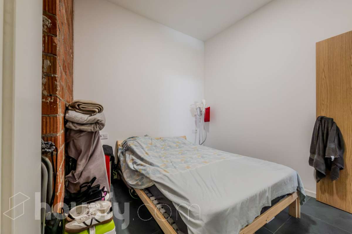 Housfy vende 🏡 luminoso Inmueble de 96 m² completamente reformado y distribuido en dos espacios totalmente independientes, ideal para quienes buscan versatilidad y múltiples posibilidades de uso. Es un Local, y por lo tanto no dispone de cédula de habitabilidad. La primera unidad dispone de dos habitaciones, un baño completo y una zona de cocina equipada con vitrocerámica, campana extractora, nevera y lavadora. Además, cuenta con aire acondicionado para garantizar el máximo confort. La segunda unidad ofrece una habitación, un baño completo y una cocina equipada con vitrocerámica, campana extractora, nevera y lavadora, además de aire acondicionado. El inmueble se entrega equipado, listo para entrar y disfrutar de todas sus comodidades. Su distribución independiente lo convierte en una opción muy interesante para diferentes necesidades.Construido en el año: 2009. Distribución de estancias - Salón-comedor -3 Dormitorios -2 Baños - Cocinas equipadas Características específicas -Aire acondicionado -Trastero -Amueblado -Calefacción -Electrodomésticos -Gres/cerámica Zona y entorno Respecto a la ubicación, se sitúa en Santa Coloma de Gramenet, municipio de Barcelona. Esta propiedad se encuentra cerca de transporte público, colegios, supermercados y farmacias. Aviso legal El precio de venta no incluye gastos de la compraventa como notaría, registro, impuestos, ni tampoco honorarios agencia. Esta publicación no es vinculante. Consulta siempre la nota simple con Housfy antes de formalizar la compraventa. Sobre nosotros Housfy es la plataforma integral de servicios inmobiliarios. Nuestra combinación de expertos y tecnología pone al alcance de todo el mundo servicios cómodos, claros y seguros. AICAT número: 7922. Nos encargamos de la gestión y asesoramiento de la compra. Olvídate de todo. Hacemos los trámites por ti. Y, si además necesitas financiación, ponemos a tu disposición un bróker hipotecario para ayudarte a conseguir las mejores condiciones para tu perfil económico. ¿Quieres visitarla? Contacta con Housfy y agenda tu visita sin compromiso. Más información en: housfy.com En cumplimiento de la Ley 8/2026 en Cataluña, el certificado de presencia o ausencia de amianto se encuentra en proceso de tramitación.-3