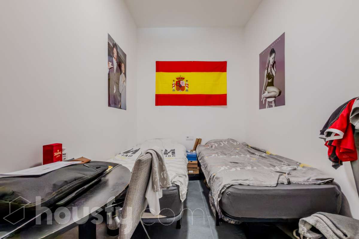 Housfy vende 🏡 luminoso Inmueble de 96 m² completamente reformado y distribuido en dos espacios totalmente independientes, ideal para quienes buscan versatilidad y múltiples posibilidades de uso. Es un Local, y por lo tanto no dispone de cédula de habitabilidad. La primera unidad dispone de dos habitaciones, un baño completo y una zona de cocina equipada con vitrocerámica, campana extractora, nevera y lavadora. Además, cuenta con aire acondicionado para garantizar el máximo confort. La segunda unidad ofrece una habitación, un baño completo y una cocina equipada con vitrocerámica, campana extractora, nevera y lavadora, además de aire acondicionado. El inmueble se entrega equipado, listo para entrar y disfrutar de todas sus comodidades. Su distribución independiente lo convierte en una opción muy interesante para diferentes necesidades.Construido en el año: 2009. Distribución de estancias - Salón-comedor -3 Dormitorios -2 Baños - Cocinas equipadas Características específicas -Aire acondicionado -Trastero -Amueblado -Calefacción -Electrodomésticos -Gres/cerámica Zona y entorno Respecto a la ubicación, se sitúa en Santa Coloma de Gramenet, municipio de Barcelona. Esta propiedad se encuentra cerca de transporte público, colegios, supermercados y farmacias. Aviso legal El precio de venta no incluye gastos de la compraventa como notaría, registro, impuestos, ni tampoco honorarios agencia. Esta publicación no es vinculante. Consulta siempre la nota simple con Housfy antes de formalizar la compraventa. Sobre nosotros Housfy es la plataforma integral de servicios inmobiliarios. Nuestra combinación de expertos y tecnología pone al alcance de todo el mundo servicios cómodos, claros y seguros. AICAT número: 7922. Nos encargamos de la gestión y asesoramiento de la compra. Olvídate de todo. Hacemos los trámites por ti. Y, si además necesitas financiación, ponemos a tu disposición un bróker hipotecario para ayudarte a conseguir las mejores condiciones para tu perfil económico. ¿Quieres visitarla? Contacta con Housfy y agenda tu visita sin compromiso. Más información en: housfy.com En cumplimiento de la Ley 8/2026 en Cataluña, el certificado de presencia o ausencia de amianto se encuentra en proceso de tramitación.-6
