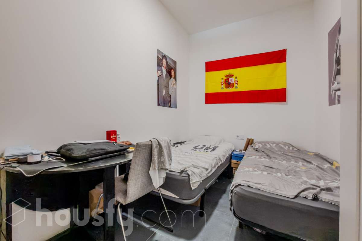 Housfy vende 🏡 luminoso Inmueble de 96 m² completamente reformado y distribuido en dos espacios totalmente independientes, ideal para quienes buscan versatilidad y múltiples posibilidades de uso. Es un Local, y por lo tanto no dispone de cédula de habitabilidad. La primera unidad dispone de dos habitaciones, un baño completo y una zona de cocina equipada con vitrocerámica, campana extractora, nevera y lavadora. Además, cuenta con aire acondicionado para garantizar el máximo confort. La segunda unidad ofrece una habitación, un baño completo y una cocina equipada con vitrocerámica, campana extractora, nevera y lavadora, además de aire acondicionado. El inmueble se entrega equipado, listo para entrar y disfrutar de todas sus comodidades. Su distribución independiente lo convierte en una opción muy interesante para diferentes necesidades.Construido en el año: 2009. Distribución de estancias - Salón-comedor -3 Dormitorios -2 Baños - Cocinas equipadas Características específicas -Aire acondicionado -Trastero -Amueblado -Calefacción -Electrodomésticos -Gres/cerámica Zona y entorno Respecto a la ubicación, se sitúa en Santa Coloma de Gramenet, municipio de Barcelona. Esta propiedad se encuentra cerca de transporte público, colegios, supermercados y farmacias. Aviso legal El precio de venta no incluye gastos de la compraventa como notaría, registro, impuestos, ni tampoco honorarios agencia. Esta publicación no es vinculante. Consulta siempre la nota simple con Housfy antes de formalizar la compraventa. Sobre nosotros Housfy es la plataforma integral de servicios inmobiliarios. Nuestra combinación de expertos y tecnología pone al alcance de todo el mundo servicios cómodos, claros y seguros. AICAT número: 7922. Nos encargamos de la gestión y asesoramiento de la compra. Olvídate de todo. Hacemos los trámites por ti. Y, si además necesitas financiación, ponemos a tu disposición un bróker hipotecario para ayudarte a conseguir las mejores condiciones para tu perfil económico. ¿Quieres visitarla? Contacta con Housfy y agenda tu visita sin compromiso. Más información en: housfy.com En cumplimiento de la Ley 8/2026 en Cataluña, el certificado de presencia o ausencia de amianto se encuentra en proceso de tramitación.-10