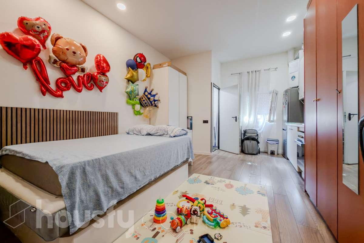 Housfy vende 🏡 luminoso Inmueble de 96 m² completamente reformado y distribuido en dos espacios totalmente independientes, ideal para quienes buscan versatilidad y múltiples posibilidades de uso. Es un Local, y por lo tanto no dispone de cédula de habitabilidad. La primera unidad dispone de dos habitaciones, un baño completo y una zona de cocina equipada con vitrocerámica, campana extractora, nevera y lavadora. Además, cuenta con aire acondicionado para garantizar el máximo confort. La segunda unidad ofrece una habitación, un baño completo y una cocina equipada con vitrocerámica, campana extractora, nevera y lavadora, además de aire acondicionado. El inmueble se entrega equipado, listo para entrar y disfrutar de todas sus comodidades. Su distribución independiente lo convierte en una opción muy interesante para diferentes necesidades.Construido en el año: 2009. Distribución de estancias - Salón-comedor -3 Dormitorios -2 Baños - Cocinas equipadas Características específicas -Aire acondicionado -Trastero -Amueblado -Calefacción -Electrodomésticos -Gres/cerámica Zona y entorno Respecto a la ubicación, se sitúa en Santa Coloma de Gramenet, municipio de Barcelona. Esta propiedad se encuentra cerca de transporte público, colegios, supermercados y farmacias. Aviso legal El precio de venta no incluye gastos de la compraventa como notaría, registro, impuestos, ni tampoco honorarios agencia. Esta publicación no es vinculante. Consulta siempre la nota simple con Housfy antes de formalizar la compraventa. Sobre nosotros Housfy es la plataforma integral de servicios inmobiliarios. Nuestra combinación de expertos y tecnología pone al alcance de todo el mundo servicios cómodos, claros y seguros. AICAT número: 7922. Nos encargamos de la gestión y asesoramiento de la compra. Olvídate de todo. Hacemos los trámites por ti. Y, si además necesitas financiación, ponemos a tu disposición un bróker hipotecario para ayudarte a conseguir las mejores condiciones para tu perfil económico. ¿Quieres visitarla? Contacta con Housfy y agenda tu visita sin compromiso. Más información en: housfy.com En cumplimiento de la Ley 8/2026 en Cataluña, el certificado de presencia o ausencia de amianto se encuentra en proceso de tramitación.-17