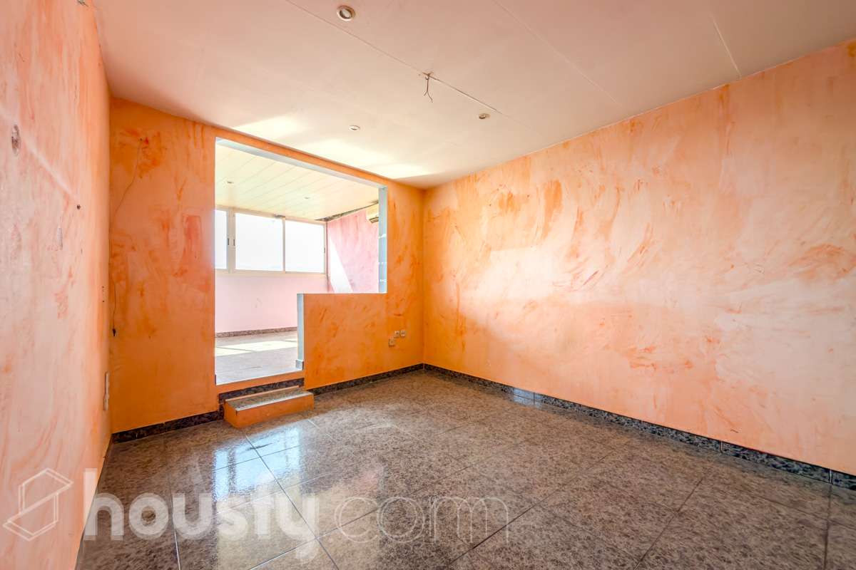 HOUSFY VENDE EN EXCLUSIVA, ÁTICO CON TERRAZA Y ASCENSOR, VISTAS A TODA BARCELONA Y VIVIENDA EN BUENA ZONA -Consta de una vivienda de 72m2 y 2 habitaciones originalmente (aunque ahora dispone de una doble de 14m2) -Esta a reformar, cocina y baño, la finca tiene la ITE pasada. Esta cerca de supermercados, el rio y colegios. -Dispone de aire acondicionado y calefacción eléctrica Aviso legal El precio de venta no incluye gastos de la compraventa como notaria, registro, impuestos, ni honorarios de agencia. Esta publicación no es vinculante. Consulta siempre la nota simple con Housfy antes de formalizar la compraventa. Sobre nosotros Housfy es la plataforma integral de servicios inmobiliarios. Nuestra combinación de expertos y tecnología pone al alcance de todos servicios cómodos, claros y seguros. AICAT número: 7922. Nos encargamos de la gestión y asesoramiento de la compra. ¡Olvídate de todo! Hagamos los trámites por ti. Y si además necesitas financiación, ponemos a tu disposición un bróker hipotecario para ayudarte a conseguir las mejores condiciones para tu perfil económico. ¿Quieres visitarla? Contacta con Housfy y agenda tu visita sin compromiso. Más información en: housfy.com En cumplimiento de la Ley 8/2026 en Cataluña, el certificado de presencia o ausencia de amianto se encuentra en proceso de tramitación.-13