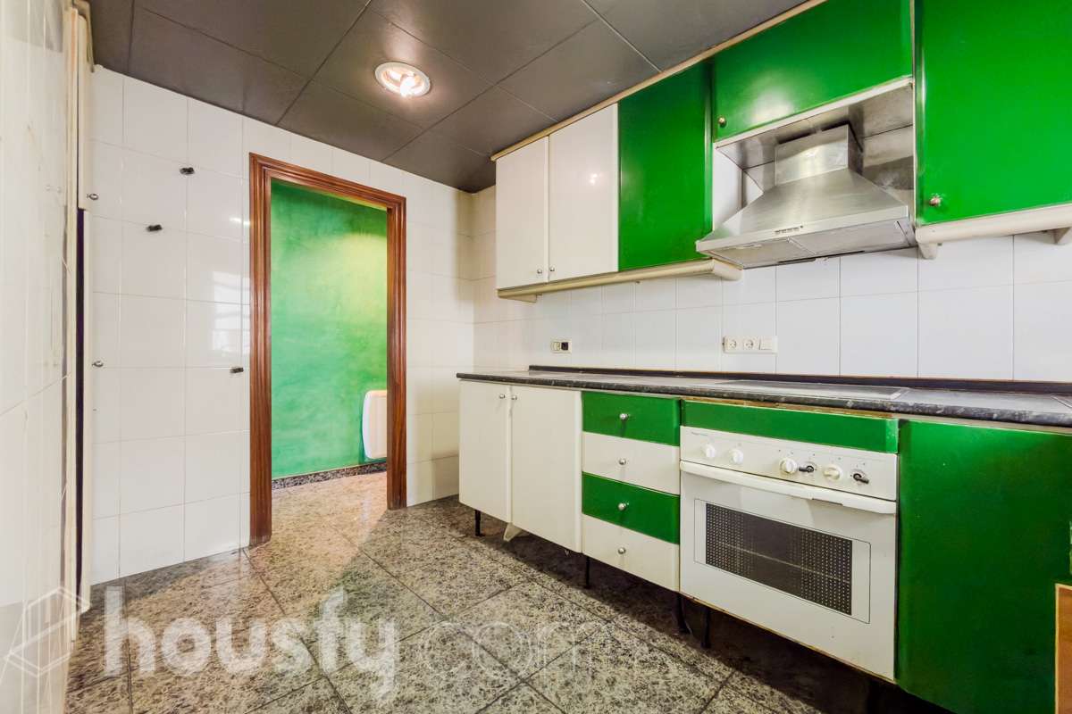 HOUSFY VENDE EN EXCLUSIVA, ÁTICO CON TERRAZA Y ASCENSOR, VISTAS A TODA BARCELONA Y VIVIENDA EN BUENA ZONA -Consta de una vivienda de 72m2 y 2 habitaciones originalmente (aunque ahora dispone de una doble de 14m2) -Esta a reformar, cocina y baño, la finca tiene la ITE pasada. Esta cerca de supermercados, el rio y colegios. -Dispone de aire acondicionado y calefacción eléctrica Aviso legal El precio de venta no incluye gastos de la compraventa como notaria, registro, impuestos, ni honorarios de agencia. Esta publicación no es vinculante. Consulta siempre la nota simple con Housfy antes de formalizar la compraventa. Sobre nosotros Housfy es la plataforma integral de servicios inmobiliarios. Nuestra combinación de expertos y tecnología pone al alcance de todos servicios cómodos, claros y seguros. AICAT número: 7922. Nos encargamos de la gestión y asesoramiento de la compra. ¡Olvídate de todo! Hagamos los trámites por ti. Y si además necesitas financiación, ponemos a tu disposición un bróker hipotecario para ayudarte a conseguir las mejores condiciones para tu perfil económico. ¿Quieres visitarla? Contacta con Housfy y agenda tu visita sin compromiso. Más información en: housfy.com En cumplimiento de la Ley 8/2026 en Cataluña, el certificado de presencia o ausencia de amianto se encuentra en proceso de tramitación.-21