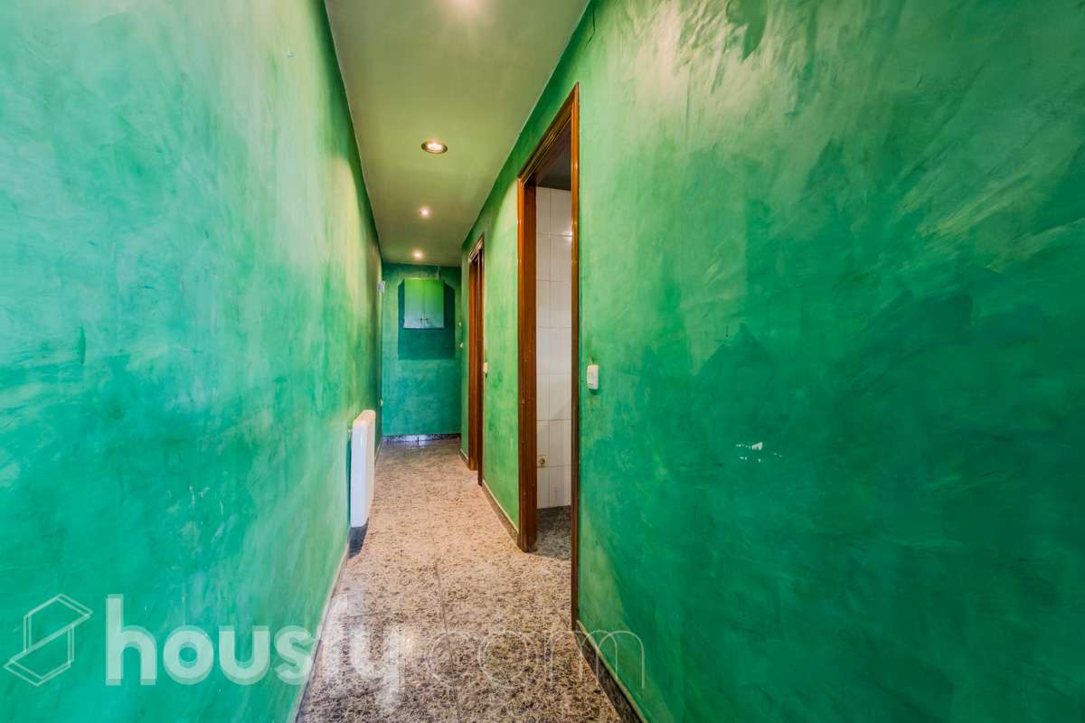 HOUSFY VENDE EN EXCLUSIVA, ÁTICO CON TERRAZA Y ASCENSOR, VISTAS A TODA BARCELONA Y VIVIENDA EN BUENA ZONA -Consta de una vivienda de 72m2 y 2 habitaciones originalmente (aunque ahora dispone de una doble de 14m2) -Esta a reformar, cocina y baño, la finca tiene la ITE pasada. Esta cerca de supermercados, el rio y colegios. -Dispone de aire acondicionado y calefacción eléctrica Aviso legal El precio de venta no incluye gastos de la compraventa como notaria, registro, impuestos, ni honorarios de agencia. Esta publicación no es vinculante. Consulta siempre la nota simple con Housfy antes de formalizar la compraventa. Sobre nosotros Housfy es la plataforma integral de servicios inmobiliarios. Nuestra combinación de expertos y tecnología pone al alcance de todos servicios cómodos, claros y seguros. AICAT número: 7922. Nos encargamos de la gestión y asesoramiento de la compra. ¡Olvídate de todo! Hagamos los trámites por ti. Y si además necesitas financiación, ponemos a tu disposición un bróker hipotecario para ayudarte a conseguir las mejores condiciones para tu perfil económico. ¿Quieres visitarla? Contacta con Housfy y agenda tu visita sin compromiso. Más información en: housfy.com En cumplimiento de la Ley 8/2026 en Cataluña, el certificado de presencia o ausencia de amianto se encuentra en proceso de tramitación.-29