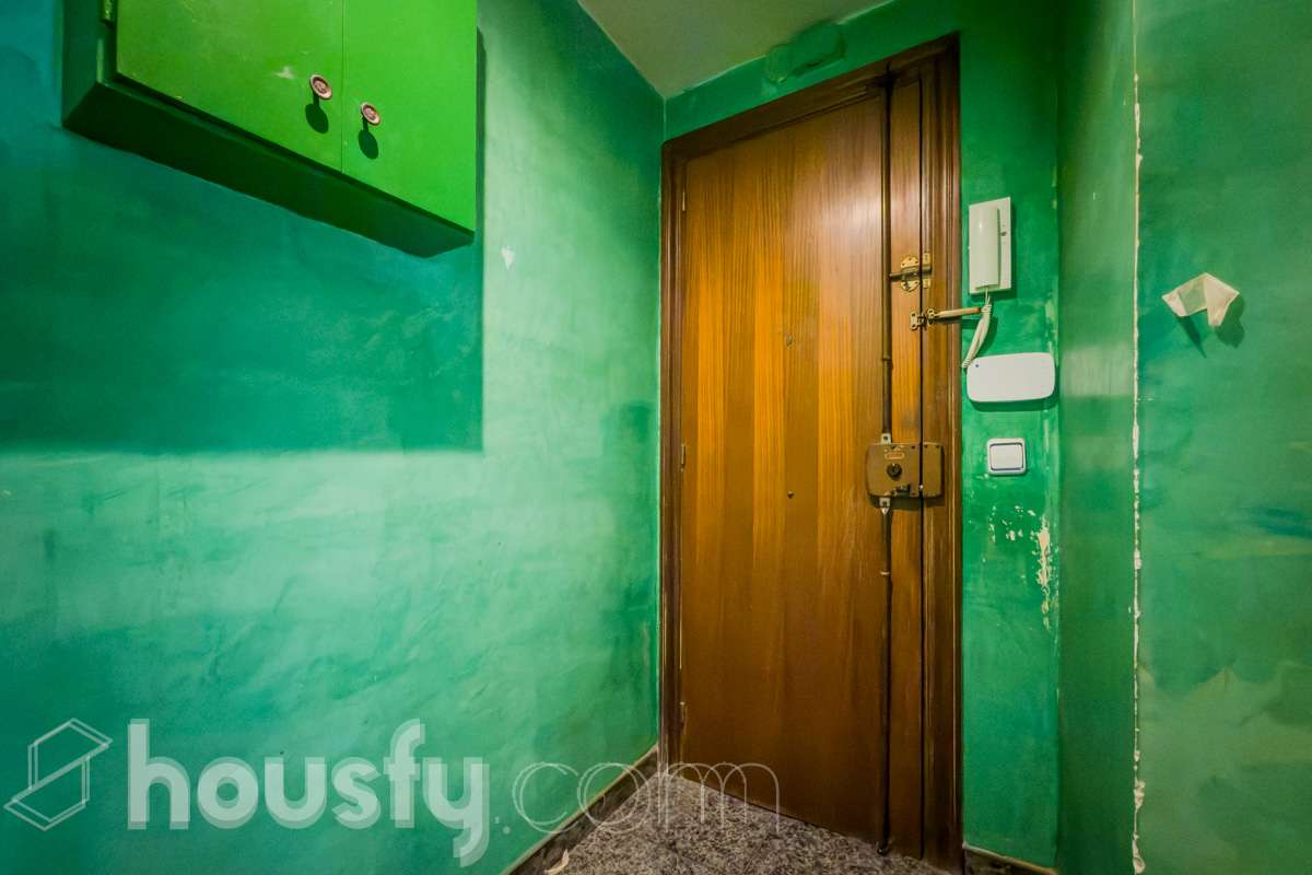 HOUSFY VENDE EN EXCLUSIVA, ÁTICO CON TERRAZA Y ASCENSOR, VISTAS A TODA BARCELONA Y VIVIENDA EN BUENA ZONA -Consta de una vivienda de 72m2 y 2 habitaciones originalmente (aunque ahora dispone de una doble de 14m2) -Esta a reformar, cocina y baño, la finca tiene la ITE pasada. Esta cerca de supermercados, el rio y colegios. -Dispone de aire acondicionado y calefacción eléctrica Aviso legal El precio de venta no incluye gastos de la compraventa como notaria, registro, impuestos, ni honorarios de agencia. Esta publicación no es vinculante. Consulta siempre la nota simple con Housfy antes de formalizar la compraventa. Sobre nosotros Housfy es la plataforma integral de servicios inmobiliarios. Nuestra combinación de expertos y tecnología pone al alcance de todos servicios cómodos, claros y seguros. AICAT número: 7922. Nos encargamos de la gestión y asesoramiento de la compra. ¡Olvídate de todo! Hagamos los trámites por ti. Y si además necesitas financiación, ponemos a tu disposición un bróker hipotecario para ayudarte a conseguir las mejores condiciones para tu perfil económico. ¿Quieres visitarla? Contacta con Housfy y agenda tu visita sin compromiso. Más información en: housfy.com En cumplimiento de la Ley 8/2026 en Cataluña, el certificado de presencia o ausencia de amianto se encuentra en proceso de tramitación.-27
