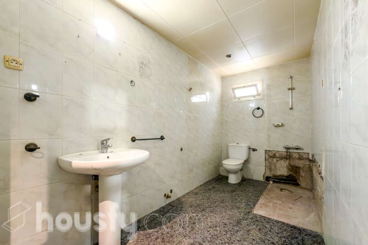 HOUSFY VENDE EN EXCLUSIVA, ÁTICO CON TERRAZA Y ASCENSOR, VISTAS A TODA BARCELONA Y VIVIENDA EN BUENA ZONA -Consta de una vivienda de 72m2 y 2 habitaciones originalmente (aunque ahora dispone de una doble de 14m2) -Esta a reformar, cocina y baño, la finca tiene la ITE pasada. Esta cerca de supermercados, el rio y colegios. -Dispone de aire acondicionado y calefacción eléctrica Aviso legal El precio de venta no incluye gastos de la compraventa como notaria, registro, impuestos, ni honorarios de agencia. Esta publicación no es vinculante. Consulta siempre la nota simple con Housfy antes de formalizar la compraventa. Sobre nosotros Housfy es la plataforma integral de servicios inmobiliarios. Nuestra combinación de expertos y tecnología pone al alcance de todos servicios cómodos, claros y seguros. AICAT número: 7922. Nos encargamos de la gestión y asesoramiento de la compra. ¡Olvídate de todo! Hagamos los trámites por ti. Y si además necesitas financiación, ponemos a tu disposición un bróker hipotecario para ayudarte a conseguir las mejores condiciones para tu perfil económico. ¿Quieres visitarla? Contacta con Housfy y agenda tu visita sin compromiso. Más información en: housfy.com En cumplimiento de la Ley 8/2026 en Cataluña, el certificado de presencia o ausencia de amianto se encuentra en proceso de tramitación.-19