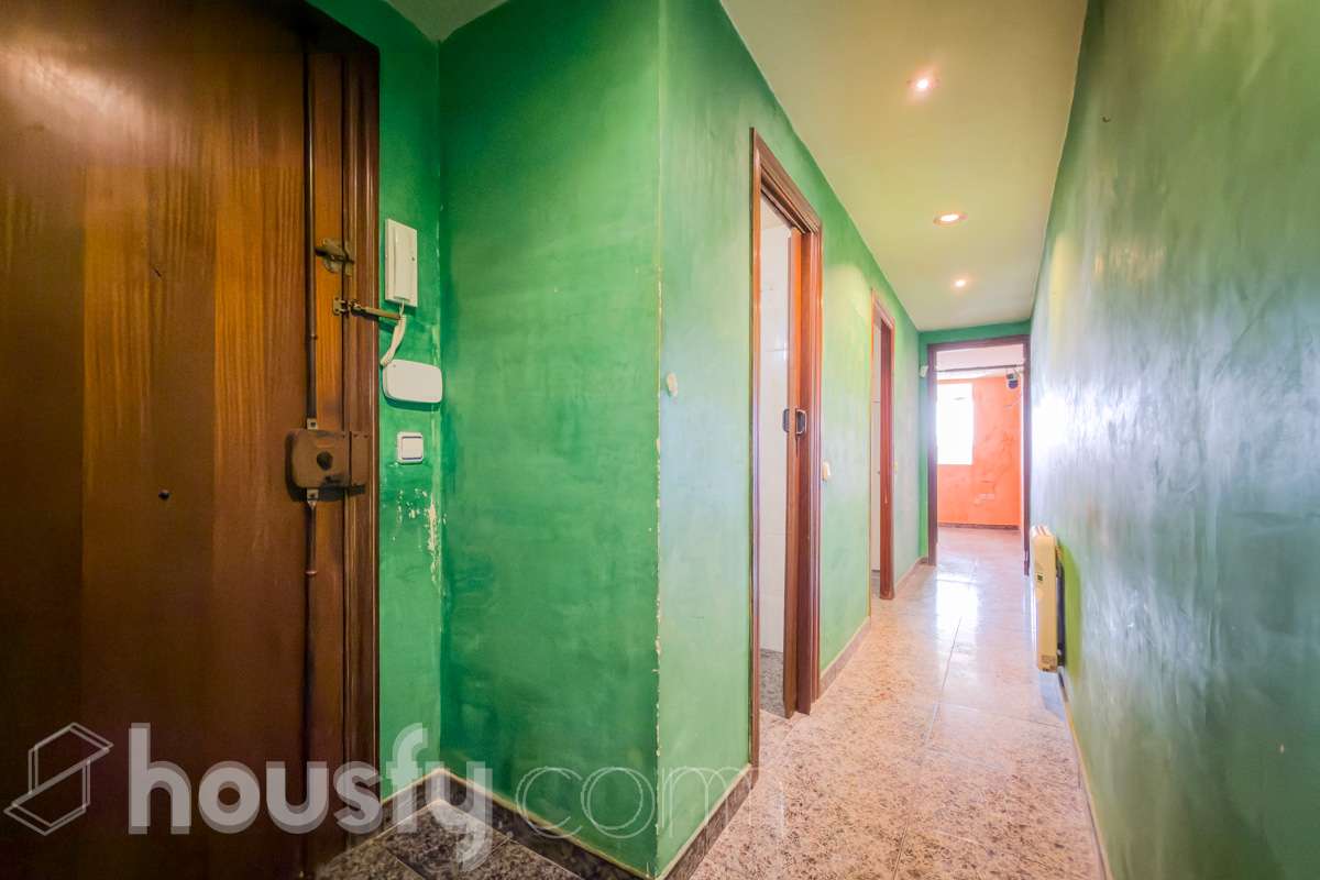HOUSFY VENDE EN EXCLUSIVA, ÁTICO CON TERRAZA Y ASCENSOR, VISTAS A TODA BARCELONA Y VIVIENDA EN BUENA ZONA -Consta de una vivienda de 72m2 y 2 habitaciones originalmente (aunque ahora dispone de una doble de 14m2) -Esta a reformar, cocina y baño, la finca tiene la ITE pasada. Esta cerca de supermercados, el rio y colegios. -Dispone de aire acondicionado y calefacción eléctrica Aviso legal El precio de venta no incluye gastos de la compraventa como notaria, registro, impuestos, ni honorarios de agencia. Esta publicación no es vinculante. Consulta siempre la nota simple con Housfy antes de formalizar la compraventa. Sobre nosotros Housfy es la plataforma integral de servicios inmobiliarios. Nuestra combinación de expertos y tecnología pone al alcance de todos servicios cómodos, claros y seguros. AICAT número: 7922. Nos encargamos de la gestión y asesoramiento de la compra. ¡Olvídate de todo! Hagamos los trámites por ti. Y si además necesitas financiación, ponemos a tu disposición un bróker hipotecario para ayudarte a conseguir las mejores condiciones para tu perfil económico. ¿Quieres visitarla? Contacta con Housfy y agenda tu visita sin compromiso. Más información en: housfy.com En cumplimiento de la Ley 8/2026 en Cataluña, el certificado de presencia o ausencia de amianto se encuentra en proceso de tramitación.-26