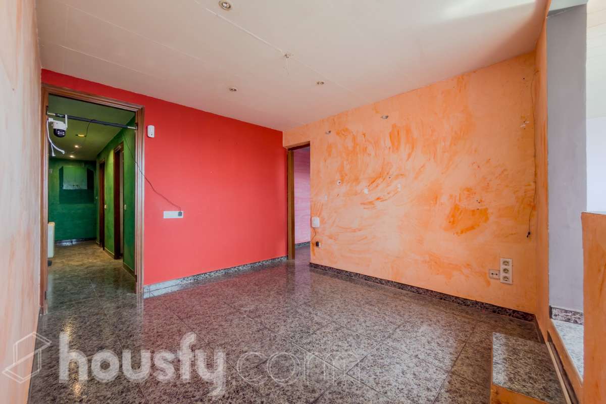 HOUSFY VENDE EN EXCLUSIVA, ÁTICO CON TERRAZA Y ASCENSOR, VISTAS A TODA BARCELONA Y VIVIENDA EN BUENA ZONA -Consta de una vivienda de 72m2 y 2 habitaciones originalmente (aunque ahora dispone de una doble de 14m2) -Esta a reformar, cocina y baño, la finca tiene la ITE pasada. Esta cerca de supermercados, el rio y colegios. -Dispone de aire acondicionado y calefacción eléctrica Aviso legal El precio de venta no incluye gastos de la compraventa como notaria, registro, impuestos, ni honorarios de agencia. Esta publicación no es vinculante. Consulta siempre la nota simple con Housfy antes de formalizar la compraventa. Sobre nosotros Housfy es la plataforma integral de servicios inmobiliarios. Nuestra combinación de expertos y tecnología pone al alcance de todos servicios cómodos, claros y seguros. AICAT número: 7922. Nos encargamos de la gestión y asesoramiento de la compra. ¡Olvídate de todo! Hagamos los trámites por ti. Y si además necesitas financiación, ponemos a tu disposición un bróker hipotecario para ayudarte a conseguir las mejores condiciones para tu perfil económico. ¿Quieres visitarla? Contacta con Housfy y agenda tu visita sin compromiso. Más información en: housfy.com En cumplimiento de la Ley 8/2026 en Cataluña, el certificado de presencia o ausencia de amianto se encuentra en proceso de tramitación.-12