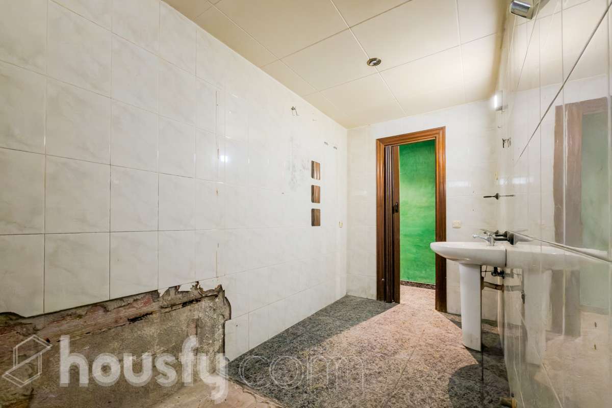 HOUSFY VENDE EN EXCLUSIVA, ÁTICO CON TERRAZA Y ASCENSOR, VISTAS A TODA BARCELONA Y VIVIENDA EN BUENA ZONA -Consta de una vivienda de 72m2 y 2 habitaciones originalmente (aunque ahora dispone de una doble de 14m2) -Esta a reformar, cocina y baño, la finca tiene la ITE pasada. Esta cerca de supermercados, el rio y colegios. -Dispone de aire acondicionado y calefacción eléctrica Aviso legal El precio de venta no incluye gastos de la compraventa como notaria, registro, impuestos, ni honorarios de agencia. Esta publicación no es vinculante. Consulta siempre la nota simple con Housfy antes de formalizar la compraventa. Sobre nosotros Housfy es la plataforma integral de servicios inmobiliarios. Nuestra combinación de expertos y tecnología pone al alcance de todos servicios cómodos, claros y seguros. AICAT número: 7922. Nos encargamos de la gestión y asesoramiento de la compra. ¡Olvídate de todo! Hagamos los trámites por ti. Y si además necesitas financiación, ponemos a tu disposición un bróker hipotecario para ayudarte a conseguir las mejores condiciones para tu perfil económico. ¿Quieres visitarla? Contacta con Housfy y agenda tu visita sin compromiso. Más información en: housfy.com En cumplimiento de la Ley 8/2026 en Cataluña, el certificado de presencia o ausencia de amianto se encuentra en proceso de tramitación.-18