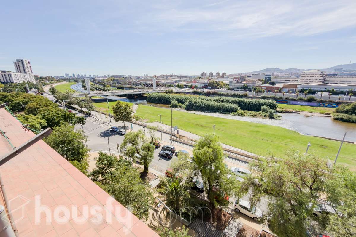 HOUSFY VENDE EN EXCLUSIVA, ÁTICO CON TERRAZA Y ASCENSOR, VISTAS A TODA BARCELONA Y VIVIENDA EN BUENA ZONA -Consta de una vivienda de 72m2 y 2 habitaciones originalmente (aunque ahora dispone de una doble de 14m2) -Esta a reformar, cocina y baño, la finca tiene la ITE pasada. Esta cerca de supermercados, el rio y colegios. -Dispone de aire acondicionado y calefacción eléctrica Aviso legal El precio de venta no incluye gastos de la compraventa como notaria, registro, impuestos, ni honorarios de agencia. Esta publicación no es vinculante. Consulta siempre la nota simple con Housfy antes de formalizar la compraventa. Sobre nosotros Housfy es la plataforma integral de servicios inmobiliarios. Nuestra combinación de expertos y tecnología pone al alcance de todos servicios cómodos, claros y seguros. AICAT número: 7922. Nos encargamos de la gestión y asesoramiento de la compra. ¡Olvídate de todo! Hagamos los trámites por ti. Y si además necesitas financiación, ponemos a tu disposición un bróker hipotecario para ayudarte a conseguir las mejores condiciones para tu perfil económico. ¿Quieres visitarla? Contacta con Housfy y agenda tu visita sin compromiso. Más información en: housfy.com En cumplimiento de la Ley 8/2026 en Cataluña, el certificado de presencia o ausencia de amianto se encuentra en proceso de tramitación.-3