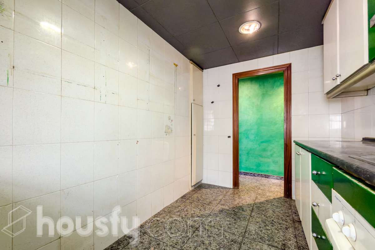 HOUSFY VENDE EN EXCLUSIVA, ÁTICO CON TERRAZA Y ASCENSOR, VISTAS A TODA BARCELONA Y VIVIENDA EN BUENA ZONA -Consta de una vivienda de 72m2 y 2 habitaciones originalmente (aunque ahora dispone de una doble de 14m2) -Esta a reformar, cocina y baño, la finca tiene la ITE pasada. Esta cerca de supermercados, el rio y colegios. -Dispone de aire acondicionado y calefacción eléctrica Aviso legal El precio de venta no incluye gastos de la compraventa como notaria, registro, impuestos, ni honorarios de agencia. Esta publicación no es vinculante. Consulta siempre la nota simple con Housfy antes de formalizar la compraventa. Sobre nosotros Housfy es la plataforma integral de servicios inmobiliarios. Nuestra combinación de expertos y tecnología pone al alcance de todos servicios cómodos, claros y seguros. AICAT número: 7922. Nos encargamos de la gestión y asesoramiento de la compra. ¡Olvídate de todo! Hagamos los trámites por ti. Y si además necesitas financiación, ponemos a tu disposición un bróker hipotecario para ayudarte a conseguir las mejores condiciones para tu perfil económico. ¿Quieres visitarla? Contacta con Housfy y agenda tu visita sin compromiso. Más información en: housfy.com En cumplimiento de la Ley 8/2026 en Cataluña, el certificado de presencia o ausencia de amianto se encuentra en proceso de tramitación.-22
