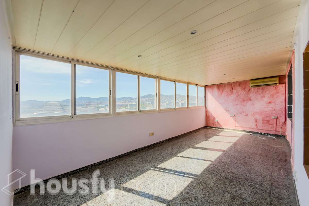 HOUSFY VENDE EN EXCLUSIVA, ÁTICO CON TERRAZA Y ASCENSOR, VISTAS A TODA BARCELONA Y VIVIENDA EN BUENA ZONA -Consta de una vivienda de 72m2 y 2 habitaciones originalmente (aunque ahora dispone de una doble de 14m2) -Esta a reformar, cocina y baño, la finca tiene la ITE pasada. Esta cerca de supermercados, el rio y colegios. -Dispone de aire acondicionado y calefacción eléctrica Aviso legal El precio de venta no incluye gastos de la compraventa como notaria, registro, impuestos, ni honorarios de agencia. Esta publicación no es vinculante. Consulta siempre la nota simple con Housfy antes de formalizar la compraventa. Sobre nosotros Housfy es la plataforma integral de servicios inmobiliarios. Nuestra combinación de expertos y tecnología pone al alcance de todos servicios cómodos, claros y seguros. AICAT número: 7922. Nos encargamos de la gestión y asesoramiento de la compra. ¡Olvídate de todo! Hagamos los trámites por ti. Y si además necesitas financiación, ponemos a tu disposición un bróker hipotecario para ayudarte a conseguir las mejores condiciones para tu perfil económico. ¿Quieres visitarla? Contacta con Housfy y agenda tu visita sin compromiso. Más información en: housfy.com En cumplimiento de la Ley 8/2026 en Cataluña, el certificado de presencia o ausencia de amianto se encuentra en proceso de tramitación.-6
