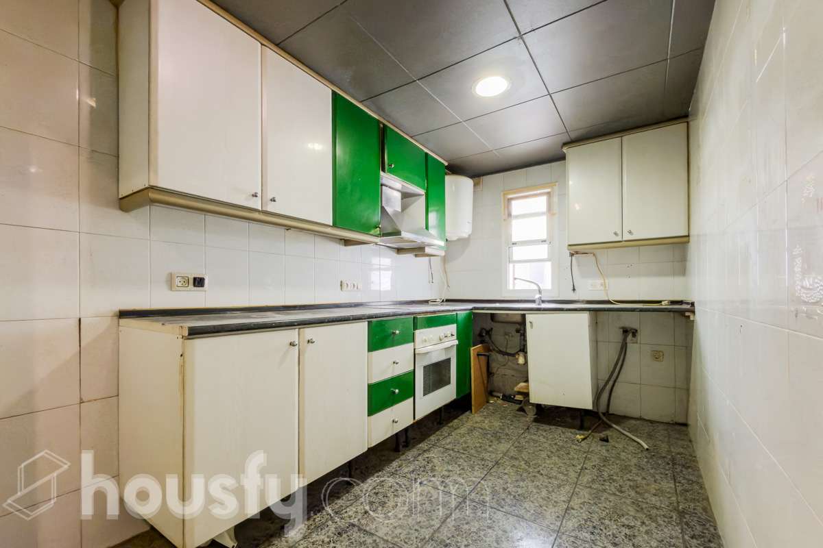 HOUSFY VENDE EN EXCLUSIVA, ÁTICO CON TERRAZA Y ASCENSOR, VISTAS A TODA BARCELONA Y VIVIENDA EN BUENA ZONA -Consta de una vivienda de 72m2 y 2 habitaciones originalmente (aunque ahora dispone de una doble de 14m2) -Esta a reformar, cocina y baño, la finca tiene la ITE pasada. Esta cerca de supermercados, el rio y colegios. -Dispone de aire acondicionado y calefacción eléctrica Aviso legal El precio de venta no incluye gastos de la compraventa como notaria, registro, impuestos, ni honorarios de agencia. Esta publicación no es vinculante. Consulta siempre la nota simple con Housfy antes de formalizar la compraventa. Sobre nosotros Housfy es la plataforma integral de servicios inmobiliarios. Nuestra combinación de expertos y tecnología pone al alcance de todos servicios cómodos, claros y seguros. AICAT número: 7922. Nos encargamos de la gestión y asesoramiento de la compra. ¡Olvídate de todo! Hagamos los trámites por ti. Y si además necesitas financiación, ponemos a tu disposición un bróker hipotecario para ayudarte a conseguir las mejores condiciones para tu perfil económico. ¿Quieres visitarla? Contacta con Housfy y agenda tu visita sin compromiso. Más información en: housfy.com En cumplimiento de la Ley 8/2026 en Cataluña, el certificado de presencia o ausencia de amianto se encuentra en proceso de tramitación.-23