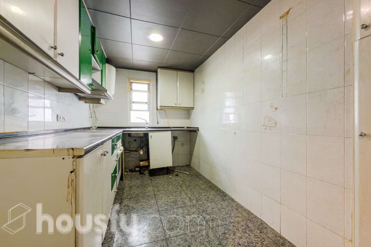 HOUSFY VENDE EN EXCLUSIVA, ÁTICO CON TERRAZA Y ASCENSOR, VISTAS A TODA BARCELONA Y VIVIENDA EN BUENA ZONA -Consta de una vivienda de 72m2 y 2 habitaciones originalmente (aunque ahora dispone de una doble de 14m2) -Esta a reformar, cocina y baño, la finca tiene la ITE pasada. Esta cerca de supermercados, el rio y colegios. -Dispone de aire acondicionado y calefacción eléctrica Aviso legal El precio de venta no incluye gastos de la compraventa como notaria, registro, impuestos, ni honorarios de agencia. Esta publicación no es vinculante. Consulta siempre la nota simple con Housfy antes de formalizar la compraventa. Sobre nosotros Housfy es la plataforma integral de servicios inmobiliarios. Nuestra combinación de expertos y tecnología pone al alcance de todos servicios cómodos, claros y seguros. AICAT número: 7922. Nos encargamos de la gestión y asesoramiento de la compra. ¡Olvídate de todo! Hagamos los trámites por ti. Y si además necesitas financiación, ponemos a tu disposición un bróker hipotecario para ayudarte a conseguir las mejores condiciones para tu perfil económico. ¿Quieres visitarla? Contacta con Housfy y agenda tu visita sin compromiso. Más información en: housfy.com En cumplimiento de la Ley 8/2026 en Cataluña, el certificado de presencia o ausencia de amianto se encuentra en proceso de tramitación.-24