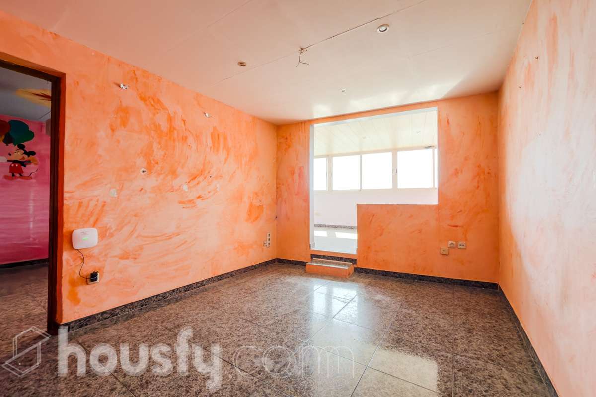 HOUSFY VENDE EN EXCLUSIVA, ÁTICO CON TERRAZA Y ASCENSOR, VISTAS A TODA BARCELONA Y VIVIENDA EN BUENA ZONA -Consta de una vivienda de 72m2 y 2 habitaciones originalmente (aunque ahora dispone de una doble de 14m2) -Esta a reformar, cocina y baño, la finca tiene la ITE pasada. Esta cerca de supermercados, el rio y colegios. -Dispone de aire acondicionado y calefacción eléctrica Aviso legal El precio de venta no incluye gastos de la compraventa como notaria, registro, impuestos, ni honorarios de agencia. Esta publicación no es vinculante. Consulta siempre la nota simple con Housfy antes de formalizar la compraventa. Sobre nosotros Housfy es la plataforma integral de servicios inmobiliarios. Nuestra combinación de expertos y tecnología pone al alcance de todos servicios cómodos, claros y seguros. AICAT número: 7922. Nos encargamos de la gestión y asesoramiento de la compra. ¡Olvídate de todo! Hagamos los trámites por ti. Y si además necesitas financiación, ponemos a tu disposición un bróker hipotecario para ayudarte a conseguir las mejores condiciones para tu perfil económico. ¿Quieres visitarla? Contacta con Housfy y agenda tu visita sin compromiso. Más información en: housfy.com En cumplimiento de la Ley 8/2026 en Cataluña, el certificado de presencia o ausencia de amianto se encuentra en proceso de tramitación.-11