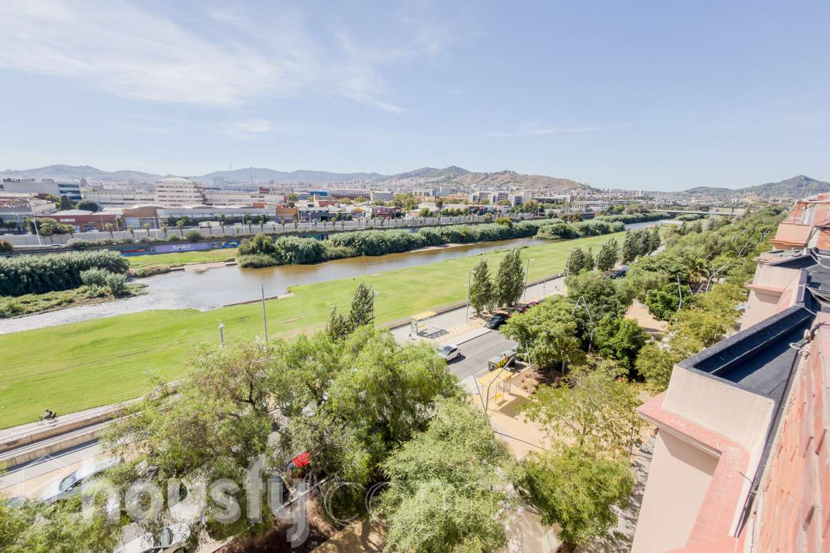 HOUSFY VENDE EN EXCLUSIVA, ÁTICO CON TERRAZA Y ASCENSOR, VISTAS A TODA BARCELONA Y VIVIENDA EN BUENA ZONA -Consta de una vivienda de 72m2 y 2 habitaciones originalmente (aunque ahora dispone de una doble de 14m2) -Esta a reformar, cocina y baño, la finca tiene la ITE pasada. Esta cerca de supermercados, el rio y colegios. -Dispone de aire acondicionado y calefacción eléctrica Aviso legal El precio de venta no incluye gastos de la compraventa como notaria, registro, impuestos, ni honorarios de agencia. Esta publicación no es vinculante. Consulta siempre la nota simple con Housfy antes de formalizar la compraventa. Sobre nosotros Housfy es la plataforma integral de servicios inmobiliarios. Nuestra combinación de expertos y tecnología pone al alcance de todos servicios cómodos, claros y seguros. AICAT número: 7922. Nos encargamos de la gestión y asesoramiento de la compra. ¡Olvídate de todo! Hagamos los trámites por ti. Y si además necesitas financiación, ponemos a tu disposición un bróker hipotecario para ayudarte a conseguir las mejores condiciones para tu perfil económico. ¿Quieres visitarla? Contacta con Housfy y agenda tu visita sin compromiso. Más información en: housfy.com En cumplimiento de la Ley 8/2026 en Cataluña, el certificado de presencia o ausencia de amianto se encuentra en proceso de tramitación.-2
