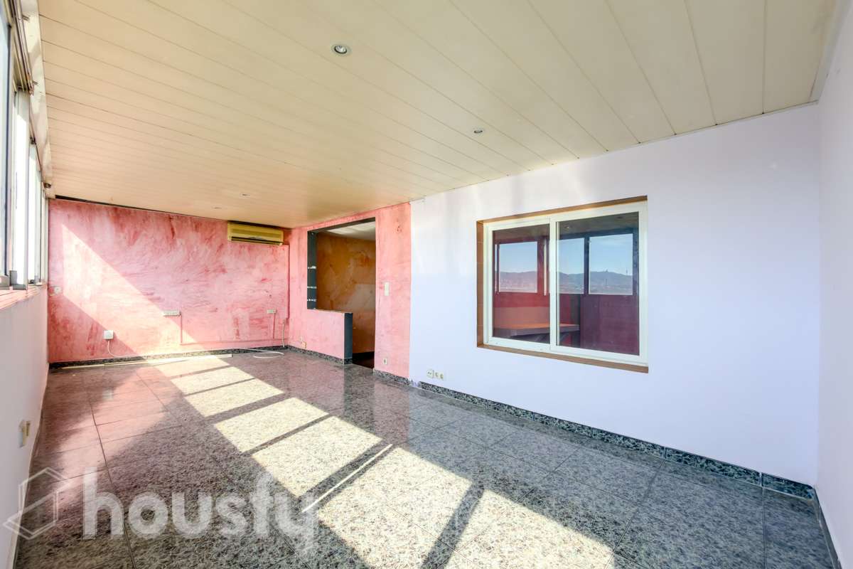 HOUSFY VENDE EN EXCLUSIVA, ÁTICO CON TERRAZA Y ASCENSOR, VISTAS A TODA BARCELONA Y VIVIENDA EN BUENA ZONA -Consta de una vivienda de 72m2 y 2 habitaciones originalmente (aunque ahora dispone de una doble de 14m2) -Esta a reformar, cocina y baño, la finca tiene la ITE pasada. Esta cerca de supermercados, el rio y colegios. -Dispone de aire acondicionado y calefacción eléctrica Aviso legal El precio de venta no incluye gastos de la compraventa como notaria, registro, impuestos, ni honorarios de agencia. Esta publicación no es vinculante. Consulta siempre la nota simple con Housfy antes de formalizar la compraventa. Sobre nosotros Housfy es la plataforma integral de servicios inmobiliarios. Nuestra combinación de expertos y tecnología pone al alcance de todos servicios cómodos, claros y seguros. AICAT número: 7922. Nos encargamos de la gestión y asesoramiento de la compra. ¡Olvídate de todo! Hagamos los trámites por ti. Y si además necesitas financiación, ponemos a tu disposición un bróker hipotecario para ayudarte a conseguir las mejores condiciones para tu perfil económico. ¿Quieres visitarla? Contacta con Housfy y agenda tu visita sin compromiso. Más información en: housfy.com En cumplimiento de la Ley 8/2026 en Cataluña, el certificado de presencia o ausencia de amianto se encuentra en proceso de tramitación.-8