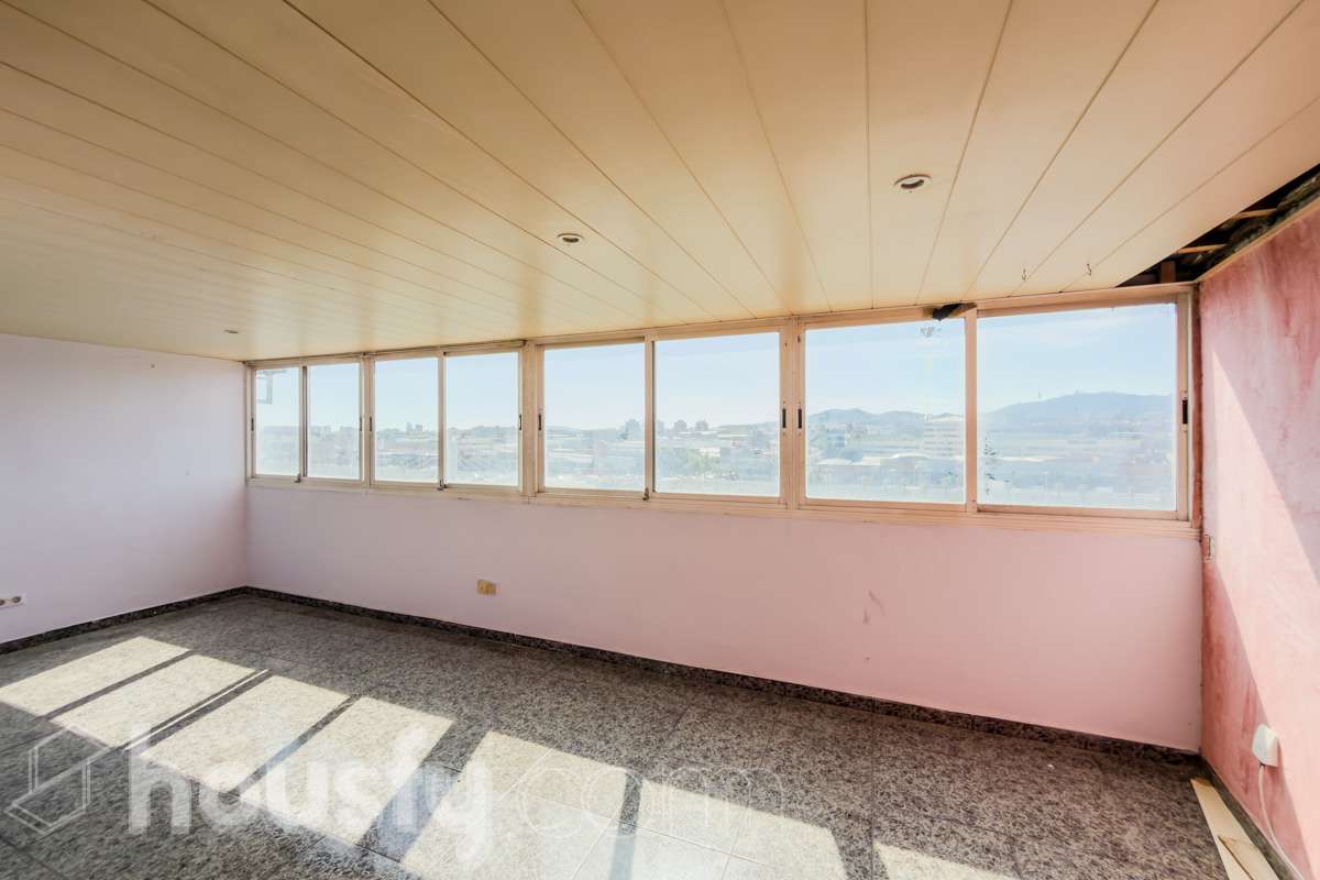 HOUSFY VENDE EN EXCLUSIVA, ÁTICO CON TERRAZA Y ASCENSOR, VISTAS A TODA BARCELONA Y VIVIENDA EN BUENA ZONA -Consta de una vivienda de 72m2 y 2 habitaciones originalmente (aunque ahora dispone de una doble de 14m2) -Esta a reformar, cocina y baño, la finca tiene la ITE pasada. Esta cerca de supermercados, el rio y colegios. -Dispone de aire acondicionado y calefacción eléctrica Aviso legal El precio de venta no incluye gastos de la compraventa como notaria, registro, impuestos, ni honorarios de agencia. Esta publicación no es vinculante. Consulta siempre la nota simple con Housfy antes de formalizar la compraventa. Sobre nosotros Housfy es la plataforma integral de servicios inmobiliarios. Nuestra combinación de expertos y tecnología pone al alcance de todos servicios cómodos, claros y seguros. AICAT número: 7922. Nos encargamos de la gestión y asesoramiento de la compra. ¡Olvídate de todo! Hagamos los trámites por ti. Y si además necesitas financiación, ponemos a tu disposición un bróker hipotecario para ayudarte a conseguir las mejores condiciones para tu perfil económico. ¿Quieres visitarla? Contacta con Housfy y agenda tu visita sin compromiso. Más información en: housfy.com En cumplimiento de la Ley 8/2026 en Cataluña, el certificado de presencia o ausencia de amianto se encuentra en proceso de tramitación.-7