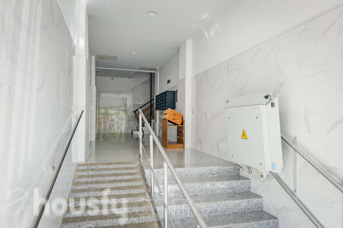 HOUSFY VENDE EN EXCLUSIVA, ÁTICO CON TERRAZA Y ASCENSOR, VISTAS A TODA BARCELONA Y VIVIENDA EN BUENA ZONA -Consta de una vivienda de 72m2 y 2 habitaciones originalmente (aunque ahora dispone de una doble de 14m2) -Esta a reformar, cocina y baño, la finca tiene la ITE pasada. Esta cerca de supermercados, el rio y colegios. -Dispone de aire acondicionado y calefacción eléctrica Aviso legal El precio de venta no incluye gastos de la compraventa como notaria, registro, impuestos, ni honorarios de agencia. Esta publicación no es vinculante. Consulta siempre la nota simple con Housfy antes de formalizar la compraventa. Sobre nosotros Housfy es la plataforma integral de servicios inmobiliarios. Nuestra combinación de expertos y tecnología pone al alcance de todos servicios cómodos, claros y seguros. AICAT número: 7922. Nos encargamos de la gestión y asesoramiento de la compra. ¡Olvídate de todo! Hagamos los trámites por ti. Y si además necesitas financiación, ponemos a tu disposición un bróker hipotecario para ayudarte a conseguir las mejores condiciones para tu perfil económico. ¿Quieres visitarla? Contacta con Housfy y agenda tu visita sin compromiso. Más información en: housfy.com En cumplimiento de la Ley 8/2026 en Cataluña, el certificado de presencia o ausencia de amianto se encuentra en proceso de tramitación.-5