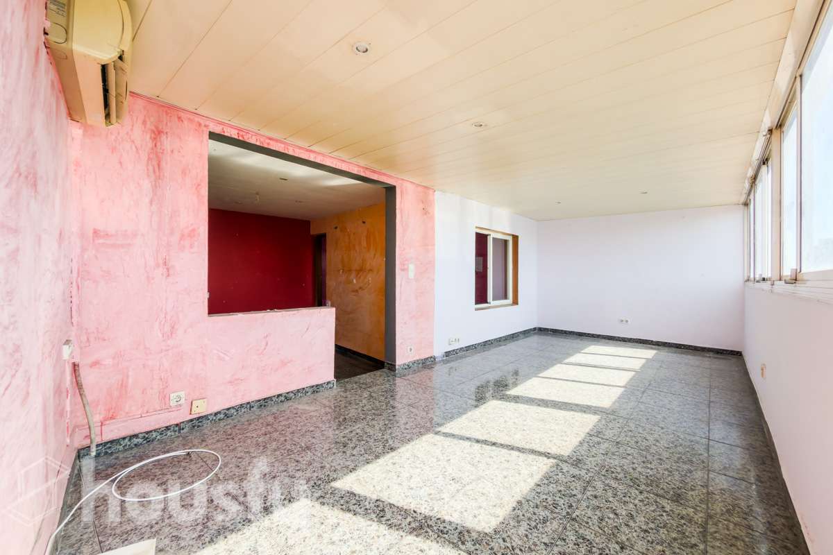 HOUSFY VENDE EN EXCLUSIVA, ÁTICO CON TERRAZA Y ASCENSOR, VISTAS A TODA BARCELONA Y VIVIENDA EN BUENA ZONA -Consta de una vivienda de 72m2 y 2 habitaciones originalmente (aunque ahora dispone de una doble de 14m2) -Esta a reformar, cocina y baño, la finca tiene la ITE pasada. Esta cerca de supermercados, el rio y colegios. -Dispone de aire acondicionado y calefacción eléctrica Aviso legal El precio de venta no incluye gastos de la compraventa como notaria, registro, impuestos, ni honorarios de agencia. Esta publicación no es vinculante. Consulta siempre la nota simple con Housfy antes de formalizar la compraventa. Sobre nosotros Housfy es la plataforma integral de servicios inmobiliarios. Nuestra combinación de expertos y tecnología pone al alcance de todos servicios cómodos, claros y seguros. AICAT número: 7922. Nos encargamos de la gestión y asesoramiento de la compra. ¡Olvídate de todo! Hagamos los trámites por ti. Y si además necesitas financiación, ponemos a tu disposición un bróker hipotecario para ayudarte a conseguir las mejores condiciones para tu perfil económico. ¿Quieres visitarla? Contacta con Housfy y agenda tu visita sin compromiso. Más información en: housfy.com En cumplimiento de la Ley 8/2026 en Cataluña, el certificado de presencia o ausencia de amianto se encuentra en proceso de tramitación.-9