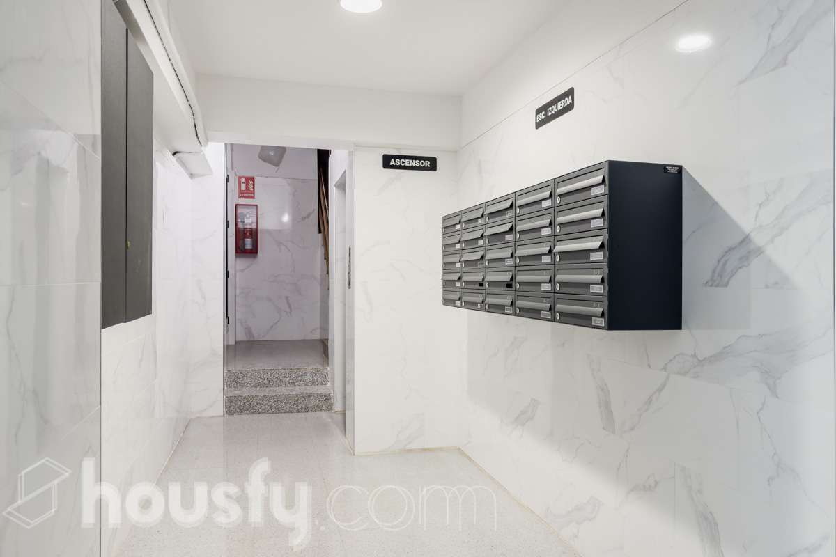 HOUSFY VENDE EN EXCLUSIVA, ÁTICO CON TERRAZA Y ASCENSOR, VISTAS A TODA BARCELONA Y VIVIENDA EN BUENA ZONA -Consta de una vivienda de 72m2 y 2 habitaciones originalmente (aunque ahora dispone de una doble de 14m2) -Esta a reformar, cocina y baño, la finca tiene la ITE pasada. Esta cerca de supermercados, el rio y colegios. -Dispone de aire acondicionado y calefacción eléctrica Aviso legal El precio de venta no incluye gastos de la compraventa como notaria, registro, impuestos, ni honorarios de agencia. Esta publicación no es vinculante. Consulta siempre la nota simple con Housfy antes de formalizar la compraventa. Sobre nosotros Housfy es la plataforma integral de servicios inmobiliarios. Nuestra combinación de expertos y tecnología pone al alcance de todos servicios cómodos, claros y seguros. AICAT número: 7922. Nos encargamos de la gestión y asesoramiento de la compra. ¡Olvídate de todo! Hagamos los trámites por ti. Y si además necesitas financiación, ponemos a tu disposición un bróker hipotecario para ayudarte a conseguir las mejores condiciones para tu perfil económico. ¿Quieres visitarla? Contacta con Housfy y agenda tu visita sin compromiso. Más información en: housfy.com En cumplimiento de la Ley 8/2026 en Cataluña, el certificado de presencia o ausencia de amianto se encuentra en proceso de tramitación.-4