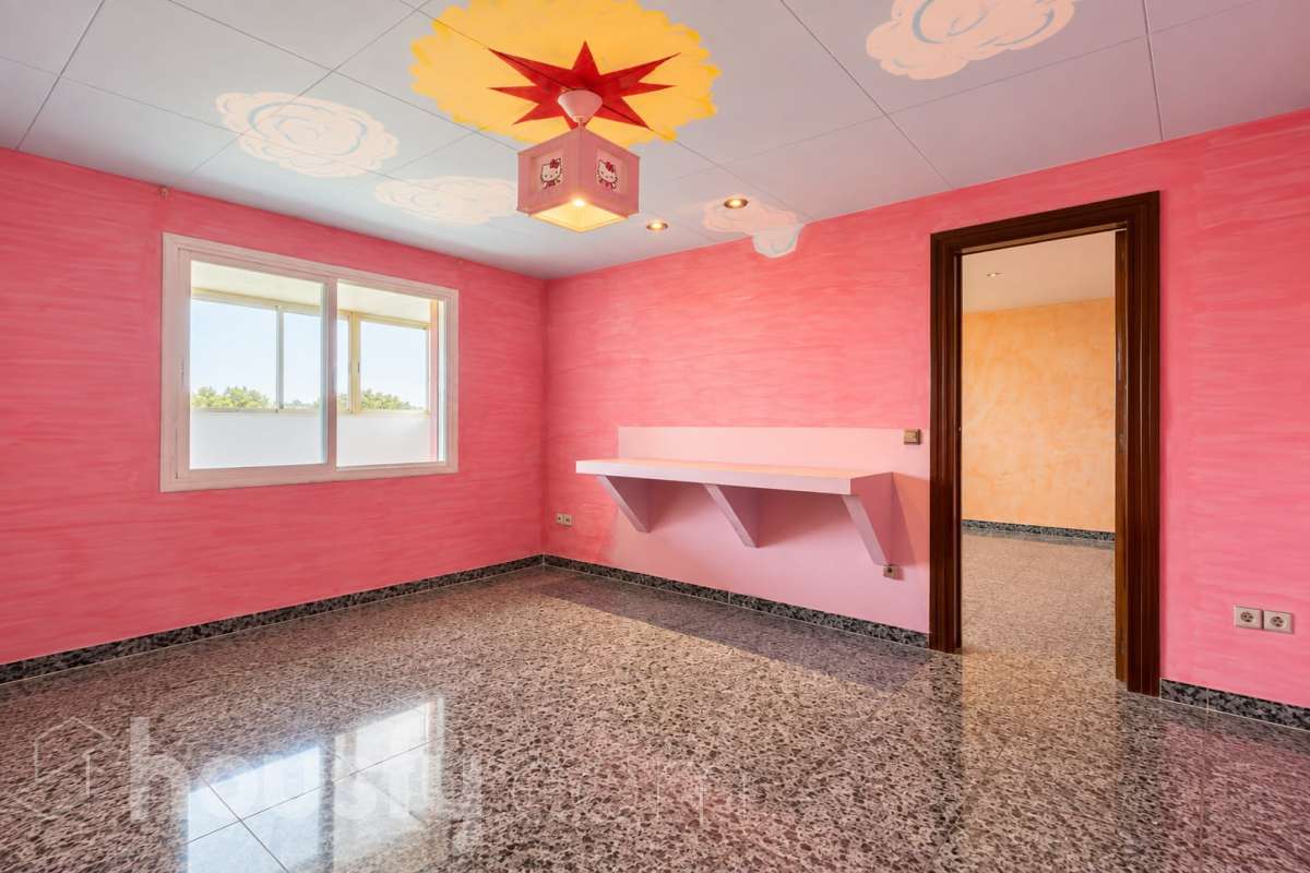 HOUSFY VENDE EN EXCLUSIVA, ÁTICO CON TERRAZA Y ASCENSOR, VISTAS A TODA BARCELONA Y VIVIENDA EN BUENA ZONA -Consta de una vivienda de 72m2 y 2 habitaciones originalmente (aunque ahora dispone de una doble de 14m2) -Esta a reformar, cocina y baño, la finca tiene la ITE pasada. Esta cerca de supermercados, el rio y colegios. -Dispone de aire acondicionado y calefacción eléctrica Aviso legal El precio de venta no incluye gastos de la compraventa como notaria, registro, impuestos, ni honorarios de agencia. Esta publicación no es vinculante. Consulta siempre la nota simple con Housfy antes de formalizar la compraventa. Sobre nosotros Housfy es la plataforma integral de servicios inmobiliarios. Nuestra combinación de expertos y tecnología pone al alcance de todos servicios cómodos, claros y seguros. AICAT número: 7922. Nos encargamos de la gestión y asesoramiento de la compra. ¡Olvídate de todo! Hagamos los trámites por ti. Y si además necesitas financiación, ponemos a tu disposición un bróker hipotecario para ayudarte a conseguir las mejores condiciones para tu perfil económico. ¿Quieres visitarla? Contacta con Housfy y agenda tu visita sin compromiso. Más información en: housfy.com En cumplimiento de la Ley 8/2026 en Cataluña, el certificado de presencia o ausencia de amianto se encuentra en proceso de tramitación.-16
