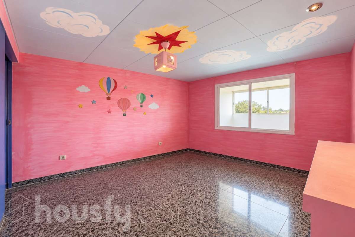 HOUSFY VENDE EN EXCLUSIVA, ÁTICO CON TERRAZA Y ASCENSOR, VISTAS A TODA BARCELONA Y VIVIENDA EN BUENA ZONA -Consta de una vivienda de 72m2 y 2 habitaciones originalmente (aunque ahora dispone de una doble de 14m2) -Esta a reformar, cocina y baño, la finca tiene la ITE pasada. Esta cerca de supermercados, el rio y colegios. -Dispone de aire acondicionado y calefacción eléctrica Aviso legal El precio de venta no incluye gastos de la compraventa como notaria, registro, impuestos, ni honorarios de agencia. Esta publicación no es vinculante. Consulta siempre la nota simple con Housfy antes de formalizar la compraventa. Sobre nosotros Housfy es la plataforma integral de servicios inmobiliarios. Nuestra combinación de expertos y tecnología pone al alcance de todos servicios cómodos, claros y seguros. AICAT número: 7922. Nos encargamos de la gestión y asesoramiento de la compra. ¡Olvídate de todo! Hagamos los trámites por ti. Y si además necesitas financiación, ponemos a tu disposición un bróker hipotecario para ayudarte a conseguir las mejores condiciones para tu perfil económico. ¿Quieres visitarla? Contacta con Housfy y agenda tu visita sin compromiso. Más información en: housfy.com En cumplimiento de la Ley 8/2026 en Cataluña, el certificado de presencia o ausencia de amianto se encuentra en proceso de tramitación.-15