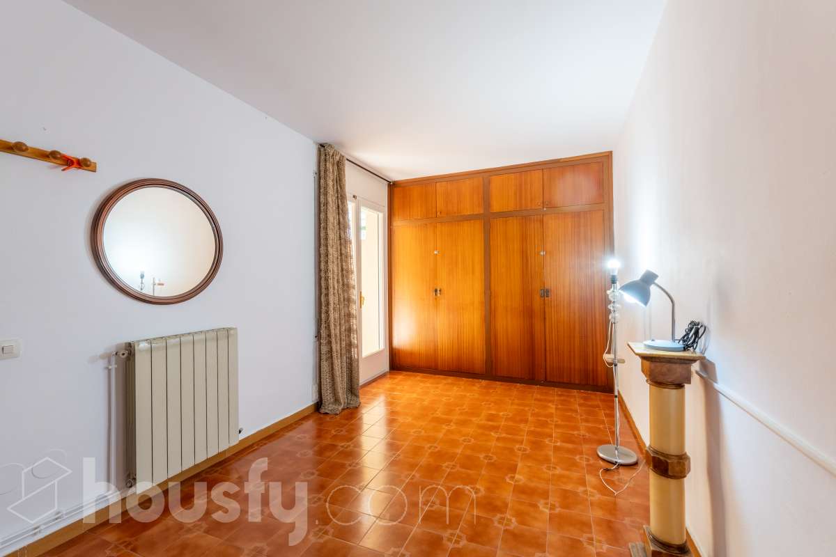 Housfy vende 🏡 amplio piso ubicado en Sitges. Vive la esencia de Sitges a un paso del mar y del centro, en una ubicación privilegiada donde el confort diario y el encanto mediterráneo se conectan a la perfección. La vivienda dispone de 122m2 útiles (verificados con la Dirección General de Catastro). Construido en el año: 1978. Distribución de estancias -Salón-comedor -4 Dormitorios -2 Baños -Cocina equipada -Lavadero Características específicas -Cédula de habitabilidad -Ascensor -Armario -Aire acondicionado -Calefacción -Electrodomésticos -Gres/cerámica -Balcón -Terraza - Parking opcional no incluido en el precio. Zona y entorno Respecto a la ubicación, se sitúa en Sitges, municipio de Barcelona. Esta propiedad se encuentra cerca de transporte público, colegios, supermercados y farmacias. Aviso legal El precio de venta no incluye gastos de la compraventa como notaría, registro, impuestos, ni tampoco honorarios agencia. Esta publicación no es vinculante. Consulta siempre la nota simple con Housfy antes de formalizar la compraventa. Sobre nosotros Housfy es la plataforma integral de servicios inmobiliarios. Nuestra combinación de expertos y tecnología pone al alcance de todo el mundo servicios cómodos, claros y seguros. AICAT número: 7922. Nos encargamos de la gestión y asesoramiento de la compra. Olvídate de todo. Hacemos los trámites por ti. Y, si además necesitas financiación, ponemos a tu disposición un bróker hipotecario para ayudarte a conseguir las mejores condiciones para tu perfil económico. ¿Quieres visitarla? Contacta con Housfy y agenda tu visita sin compromiso. Más información en: housfy.com-8