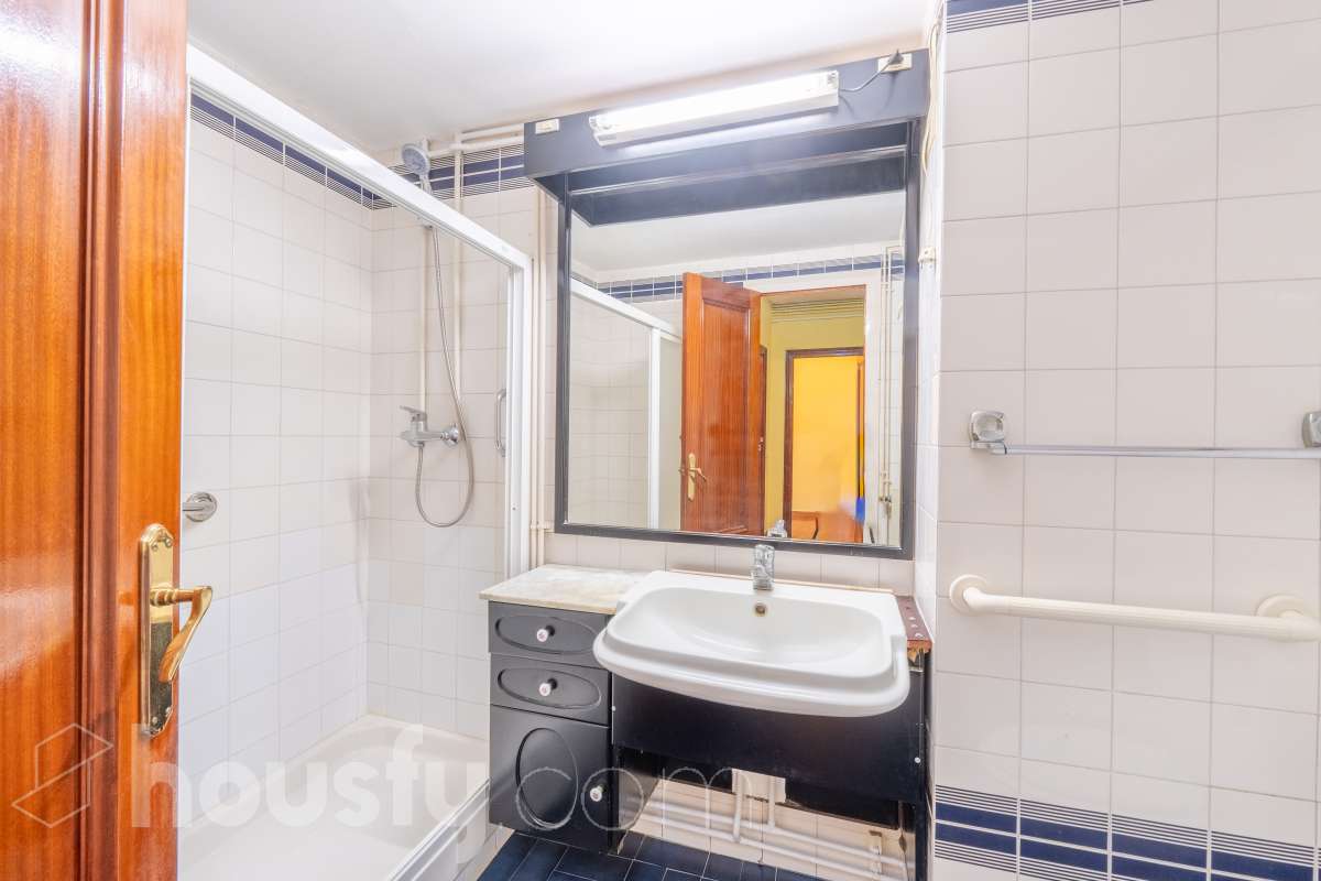 Housfy vende 🏡 amplio piso ubicado en Sitges. Vive la esencia de Sitges a un paso del mar y del centro, en una ubicación privilegiada donde el confort diario y el encanto mediterráneo se conectan a la perfección. La vivienda dispone de 122m2 útiles (verificados con la Dirección General de Catastro). Construido en el año: 1978. Distribución de estancias -Salón-comedor -4 Dormitorios -2 Baños -Cocina equipada -Lavadero Características específicas -Cédula de habitabilidad -Ascensor -Armario -Aire acondicionado -Calefacción -Electrodomésticos -Gres/cerámica -Balcón -Terraza - Parking opcional no incluido en el precio. Zona y entorno Respecto a la ubicación, se sitúa en Sitges, municipio de Barcelona. Esta propiedad se encuentra cerca de transporte público, colegios, supermercados y farmacias. Aviso legal El precio de venta no incluye gastos de la compraventa como notaría, registro, impuestos, ni tampoco honorarios agencia. Esta publicación no es vinculante. Consulta siempre la nota simple con Housfy antes de formalizar la compraventa. Sobre nosotros Housfy es la plataforma integral de servicios inmobiliarios. Nuestra combinación de expertos y tecnología pone al alcance de todo el mundo servicios cómodos, claros y seguros. AICAT número: 7922. Nos encargamos de la gestión y asesoramiento de la compra. Olvídate de todo. Hacemos los trámites por ti. Y, si además necesitas financiación, ponemos a tu disposición un bróker hipotecario para ayudarte a conseguir las mejores condiciones para tu perfil económico. ¿Quieres visitarla? Contacta con Housfy y agenda tu visita sin compromiso. Más información en: housfy.com-20