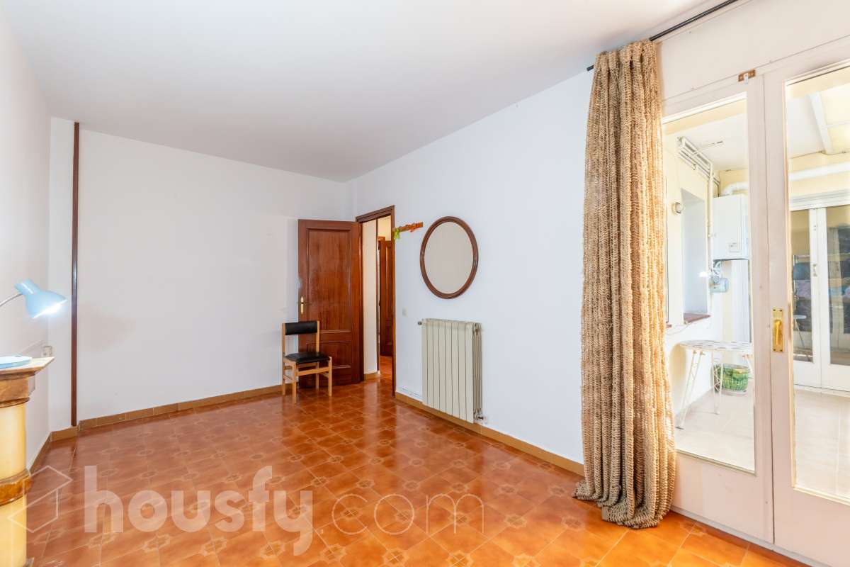 Housfy vende 🏡 amplio piso ubicado en Sitges. Vive la esencia de Sitges a un paso del mar y del centro, en una ubicación privilegiada donde el confort diario y el encanto mediterráneo se conectan a la perfección. La vivienda dispone de 122m2 útiles (verificados con la Dirección General de Catastro). Construido en el año: 1978. Distribución de estancias -Salón-comedor -4 Dormitorios -2 Baños -Cocina equipada -Lavadero Características específicas -Cédula de habitabilidad -Ascensor -Armario -Aire acondicionado -Calefacción -Electrodomésticos -Gres/cerámica -Balcón -Terraza - Parking opcional no incluido en el precio. Zona y entorno Respecto a la ubicación, se sitúa en Sitges, municipio de Barcelona. Esta propiedad se encuentra cerca de transporte público, colegios, supermercados y farmacias. Aviso legal El precio de venta no incluye gastos de la compraventa como notaría, registro, impuestos, ni tampoco honorarios agencia. Esta publicación no es vinculante. Consulta siempre la nota simple con Housfy antes de formalizar la compraventa. Sobre nosotros Housfy es la plataforma integral de servicios inmobiliarios. Nuestra combinación de expertos y tecnología pone al alcance de todo el mundo servicios cómodos, claros y seguros. AICAT número: 7922. Nos encargamos de la gestión y asesoramiento de la compra. Olvídate de todo. Hacemos los trámites por ti. Y, si además necesitas financiación, ponemos a tu disposición un bróker hipotecario para ayudarte a conseguir las mejores condiciones para tu perfil económico. ¿Quieres visitarla? Contacta con Housfy y agenda tu visita sin compromiso. Más información en: housfy.com-9