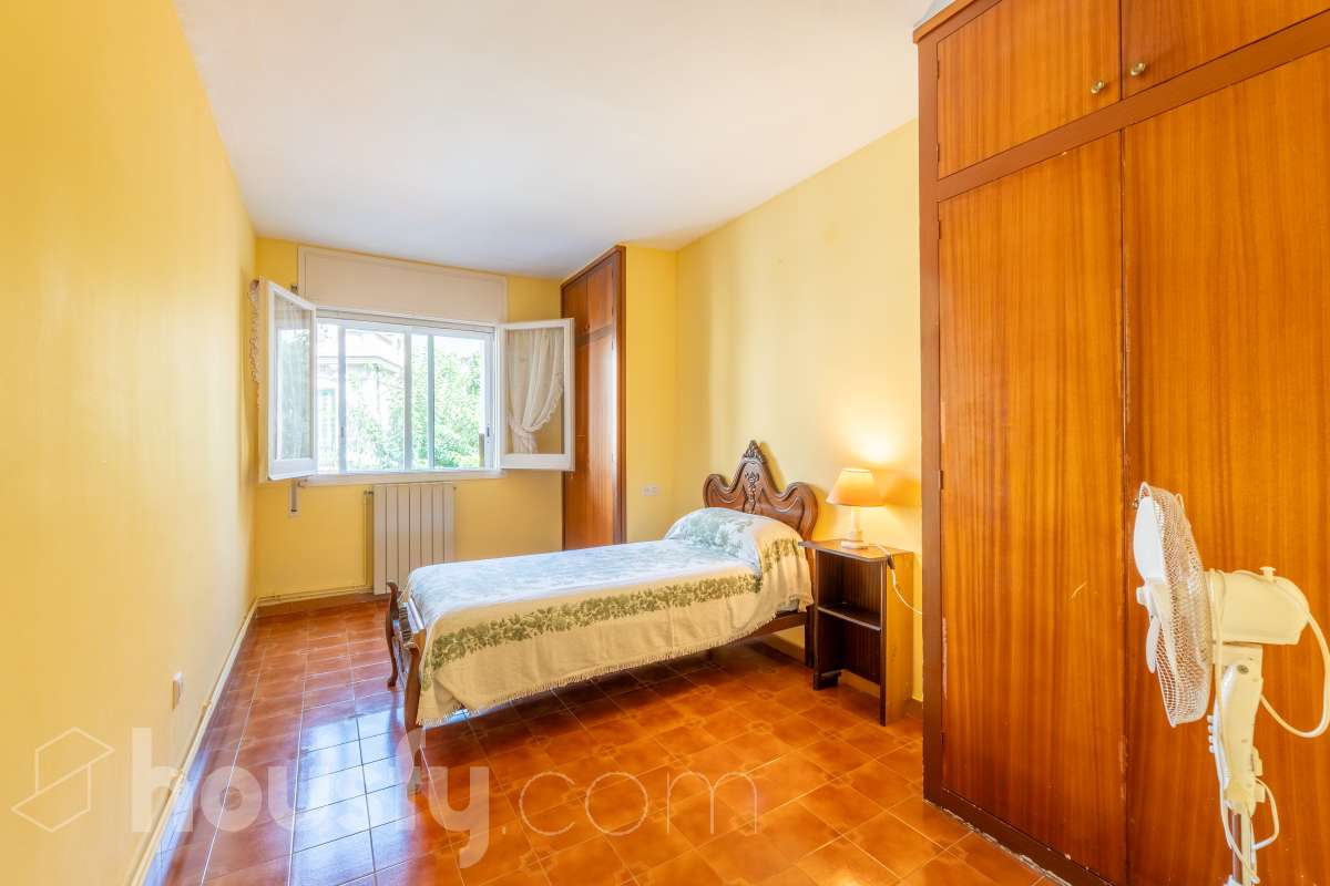 Housfy vende 🏡 amplio piso ubicado en Sitges. Vive la esencia de Sitges a un paso del mar y del centro, en una ubicación privilegiada donde el confort diario y el encanto mediterráneo se conectan a la perfección. La vivienda dispone de 122m2 útiles (verificados con la Dirección General de Catastro). Construido en el año: 1978. Distribución de estancias -Salón-comedor -4 Dormitorios -2 Baños -Cocina equipada -Lavadero Características específicas -Cédula de habitabilidad -Ascensor -Armario -Aire acondicionado -Calefacción -Electrodomésticos -Gres/cerámica -Balcón -Terraza - Parking opcional no incluido en el precio. Zona y entorno Respecto a la ubicación, se sitúa en Sitges, municipio de Barcelona. Esta propiedad se encuentra cerca de transporte público, colegios, supermercados y farmacias. Aviso legal El precio de venta no incluye gastos de la compraventa como notaría, registro, impuestos, ni tampoco honorarios agencia. Esta publicación no es vinculante. Consulta siempre la nota simple con Housfy antes de formalizar la compraventa. Sobre nosotros Housfy es la plataforma integral de servicios inmobiliarios. Nuestra combinación de expertos y tecnología pone al alcance de todo el mundo servicios cómodos, claros y seguros. AICAT número: 7922. Nos encargamos de la gestión y asesoramiento de la compra. Olvídate de todo. Hacemos los trámites por ti. Y, si además necesitas financiación, ponemos a tu disposición un bróker hipotecario para ayudarte a conseguir las mejores condiciones para tu perfil económico. ¿Quieres visitarla? Contacta con Housfy y agenda tu visita sin compromiso. Más información en: housfy.com-4