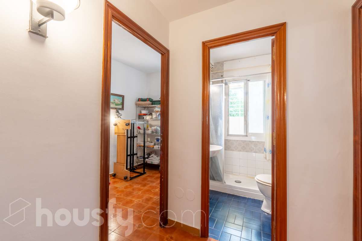 Housfy vende 🏡 amplio piso ubicado en Sitges. Vive la esencia de Sitges a un paso del mar y del centro, en una ubicación privilegiada donde el confort diario y el encanto mediterráneo se conectan a la perfección. La vivienda dispone de 122m2 útiles (verificados con la Dirección General de Catastro). Construido en el año: 1978. Distribución de estancias -Salón-comedor -4 Dormitorios -2 Baños -Cocina equipada -Lavadero Características específicas -Cédula de habitabilidad -Ascensor -Armario -Aire acondicionado -Calefacción -Electrodomésticos -Gres/cerámica -Balcón -Terraza - Parking opcional no incluido en el precio. Zona y entorno Respecto a la ubicación, se sitúa en Sitges, municipio de Barcelona. Esta propiedad se encuentra cerca de transporte público, colegios, supermercados y farmacias. Aviso legal El precio de venta no incluye gastos de la compraventa como notaría, registro, impuestos, ni tampoco honorarios agencia. Esta publicación no es vinculante. Consulta siempre la nota simple con Housfy antes de formalizar la compraventa. Sobre nosotros Housfy es la plataforma integral de servicios inmobiliarios. Nuestra combinación de expertos y tecnología pone al alcance de todo el mundo servicios cómodos, claros y seguros. AICAT número: 7922. Nos encargamos de la gestión y asesoramiento de la compra. Olvídate de todo. Hacemos los trámites por ti. Y, si además necesitas financiación, ponemos a tu disposición un bróker hipotecario para ayudarte a conseguir las mejores condiciones para tu perfil económico. ¿Quieres visitarla? Contacta con Housfy y agenda tu visita sin compromiso. Más información en: housfy.com-33